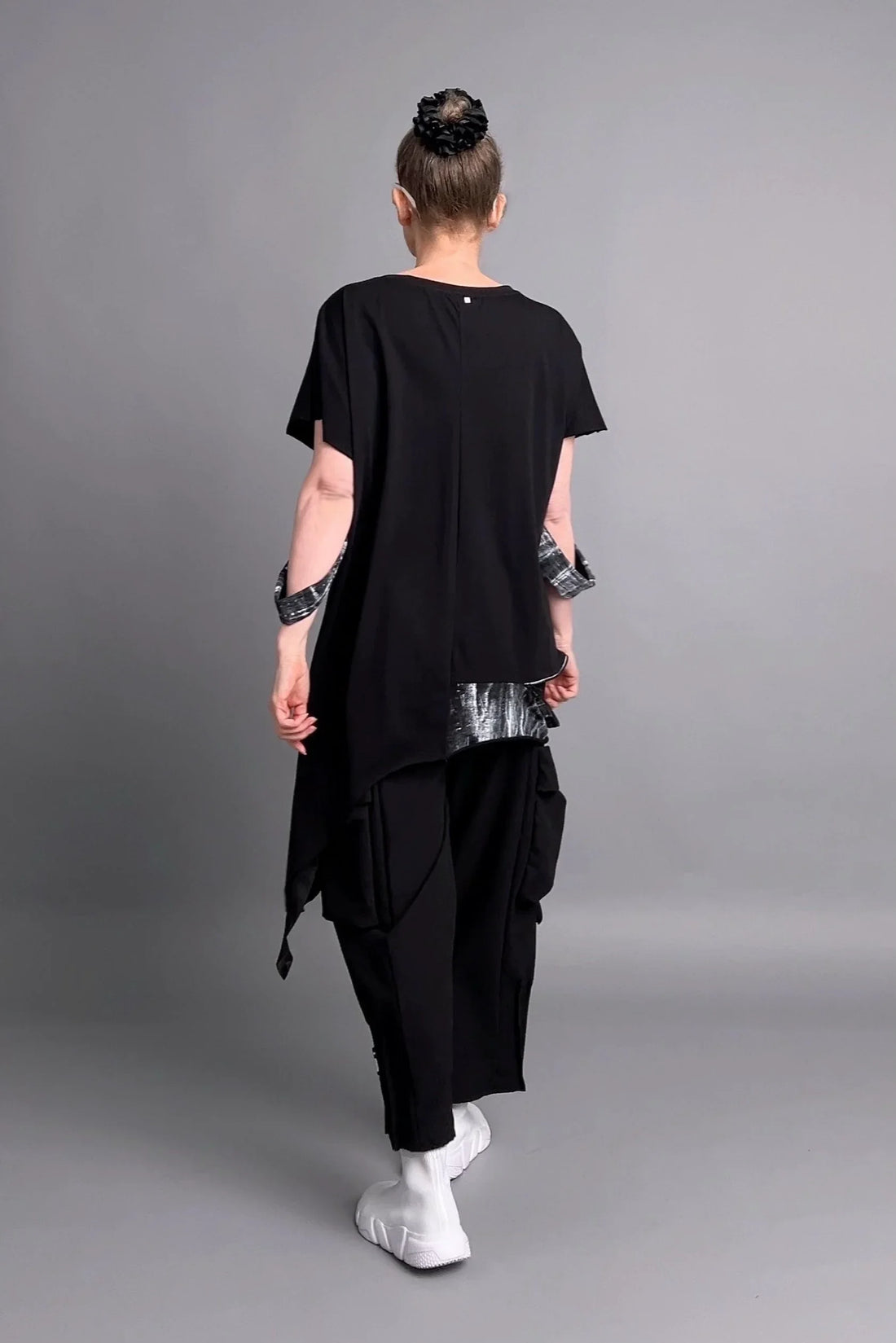 Asymmetrische Oversize-Tunika mit Print, Tasche & Zipper in Schwarz – B-ONE Design