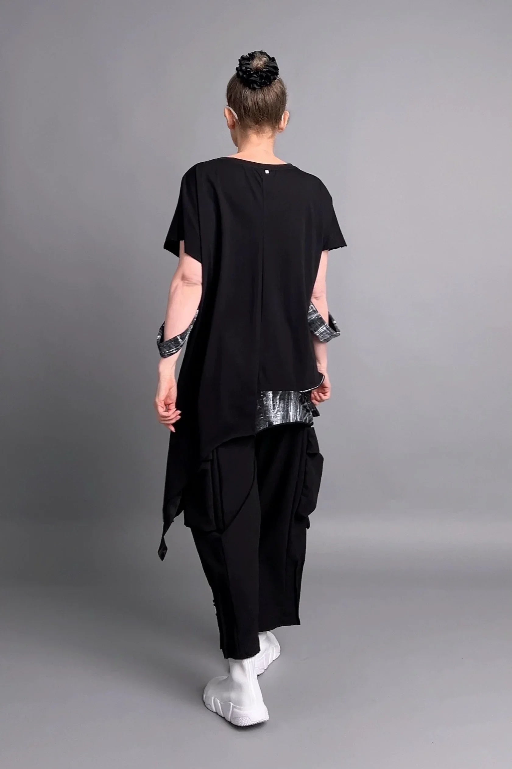 Asymmetrische Oversize-Tunika mit Print, Tasche & Zipper in Schwarz – B-ONE Design
