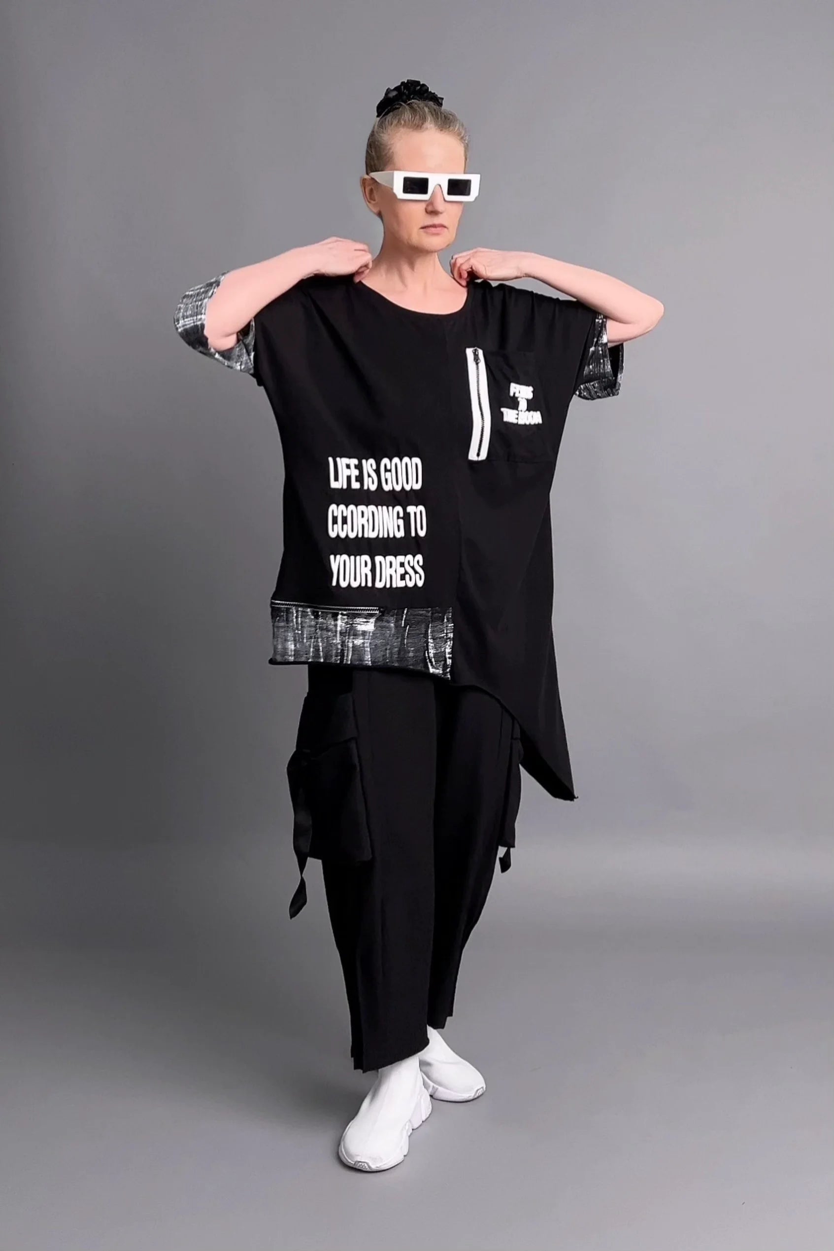 Asymmetrische Oversize-Tunika mit Print, Tasche & Zipper in Schwarz – B-ONE Design