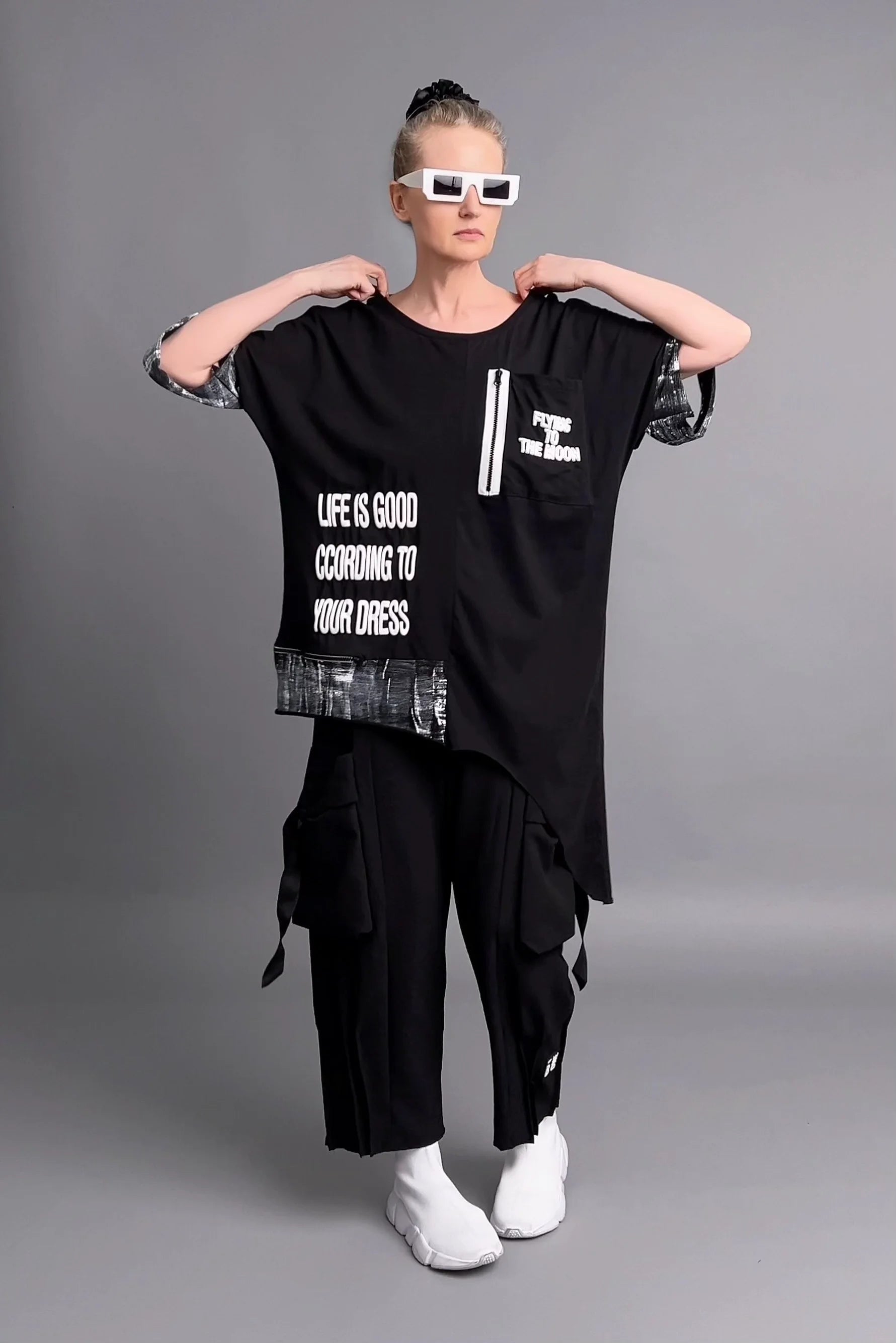 Asymmetrische Oversize-Tunika mit Print, Tasche & Zipper in Schwarz – B-ONE Design