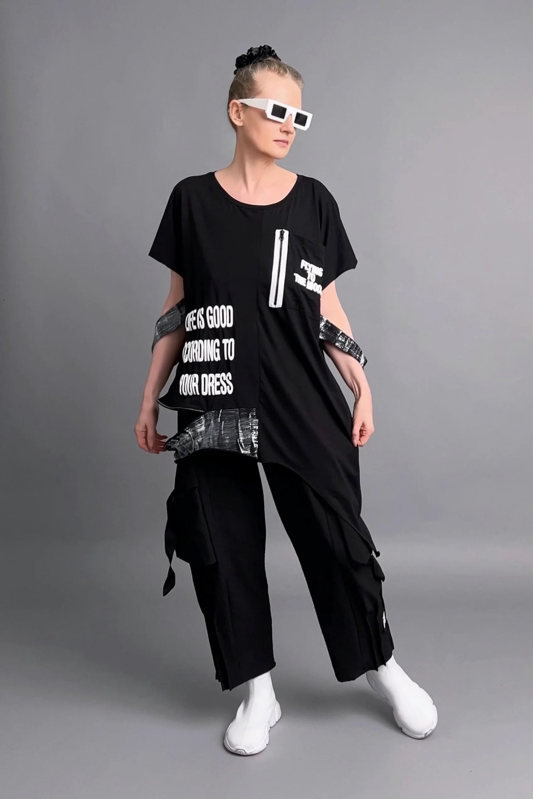 Asymmetrische Oversize-Tunika mit Print, Tasche & Zipper in Schwarz – B-ONE Design