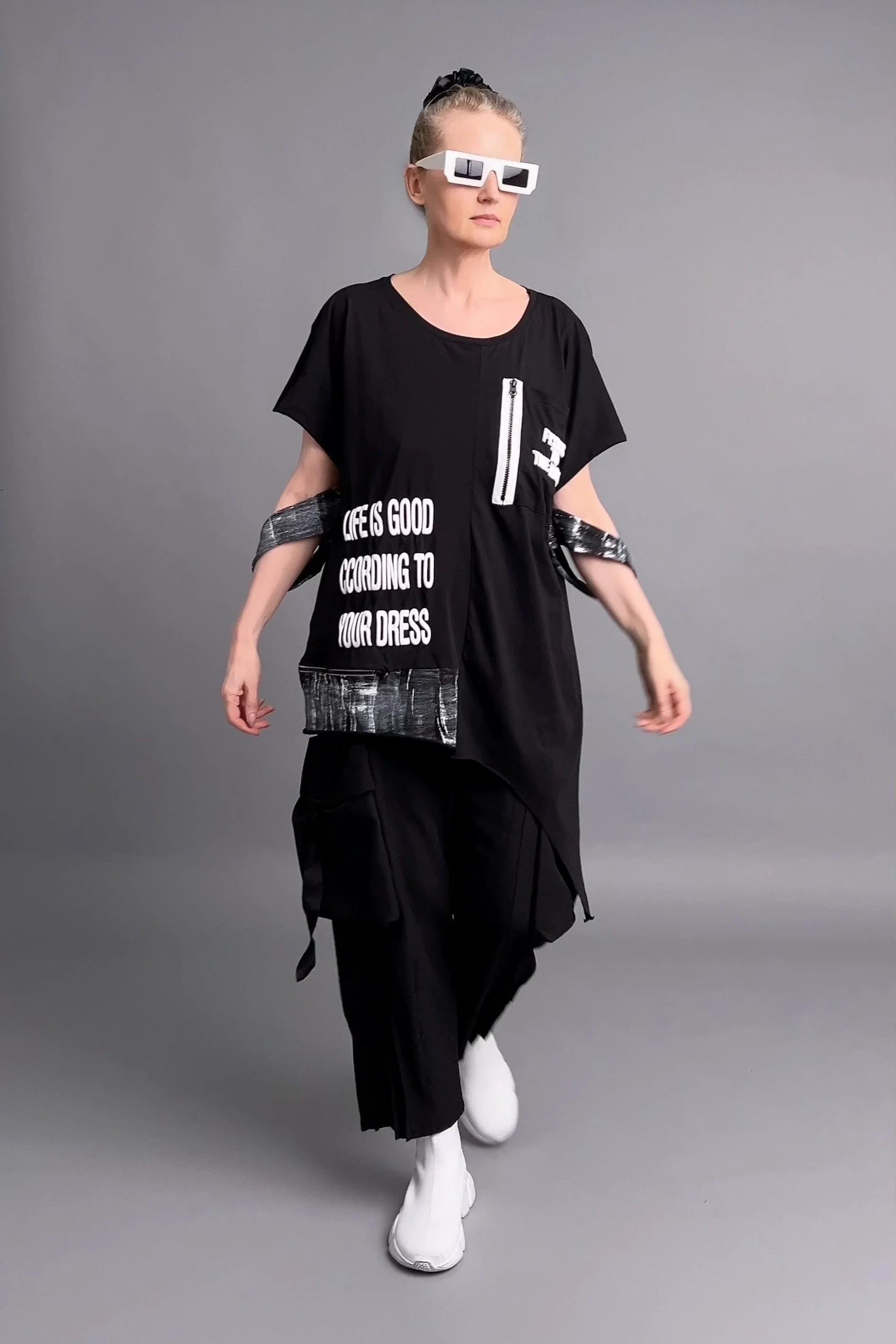 Asymmetrische Oversize-Tunika mit Print, Tasche & Zipper in Schwarz – B-ONE Design