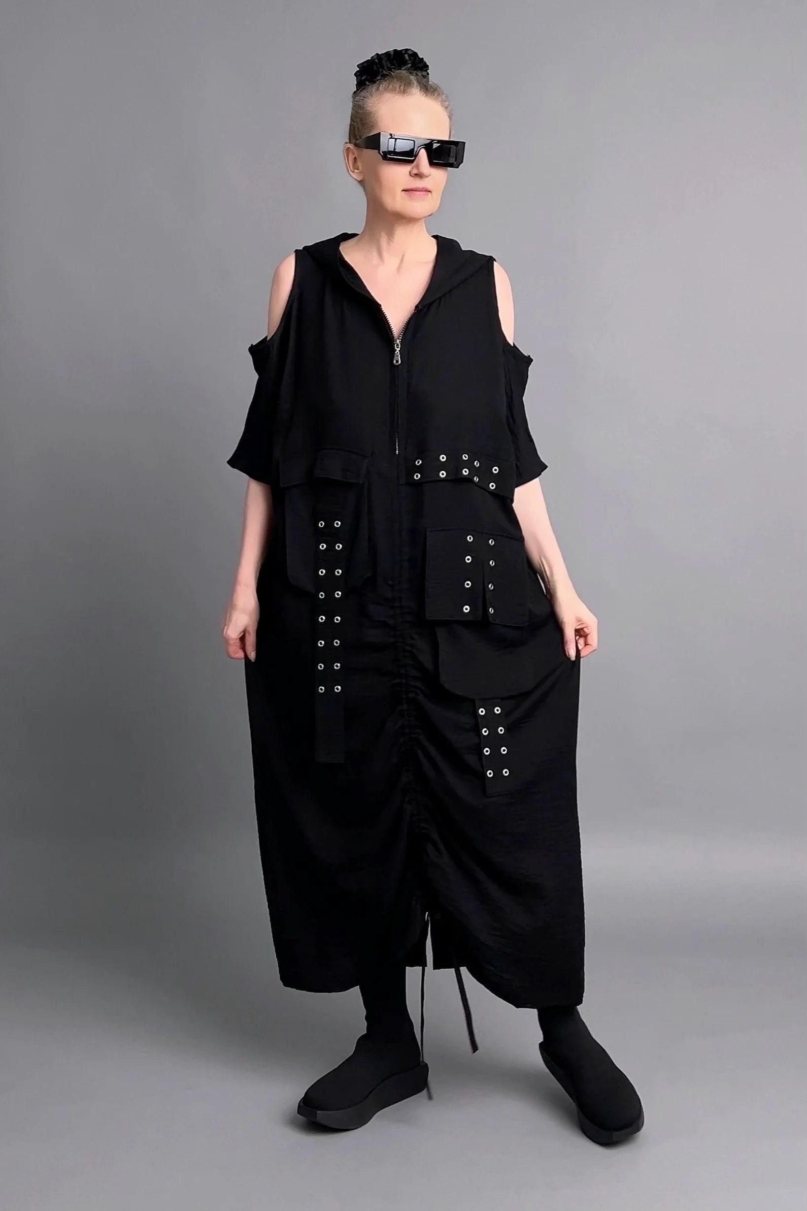 Avantgarde Kleid mit Cut-Outs, Kordelzug und Zierösen aus Crash-Stoff in Leinen-Optik