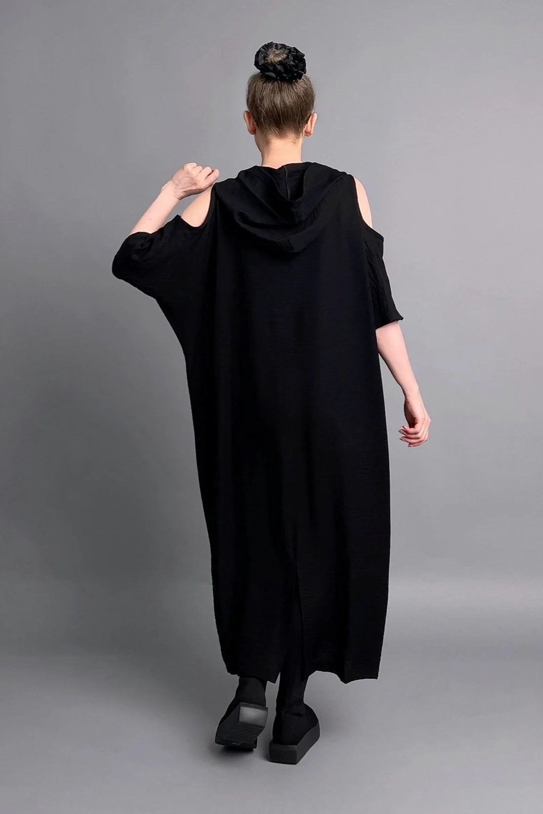 Avantgarde Kleid mit Cut-Outs, Kordelzug und Zierösen aus Crash-Stoff in Leinen-Optik