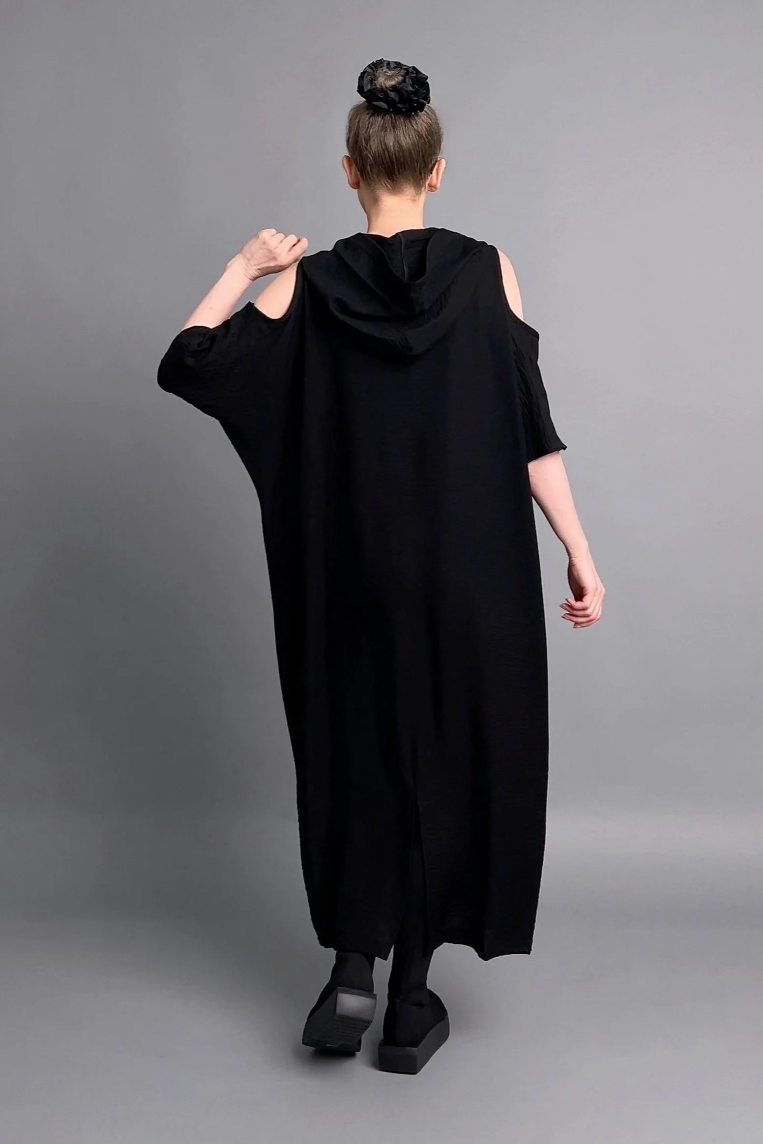 Avantgarde Kleid mit Cut-Outs, Kordelzug und Zierösen aus Crash-Stoff in Leinen-Optik
