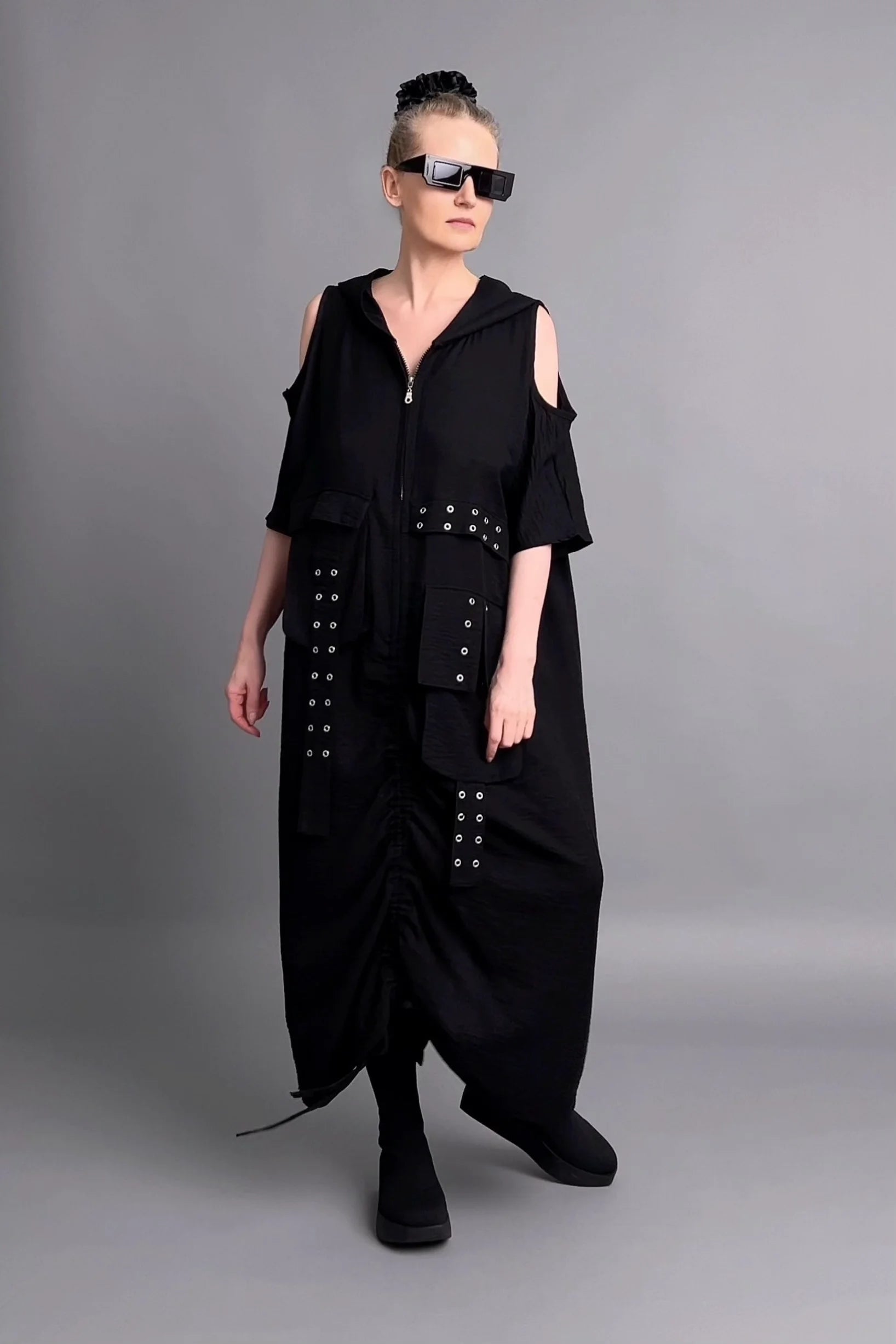 Avantgarde Kleid mit Cut-Outs, Kordelzug und Zierösen aus Crash-Stoff in Leinen-Optik