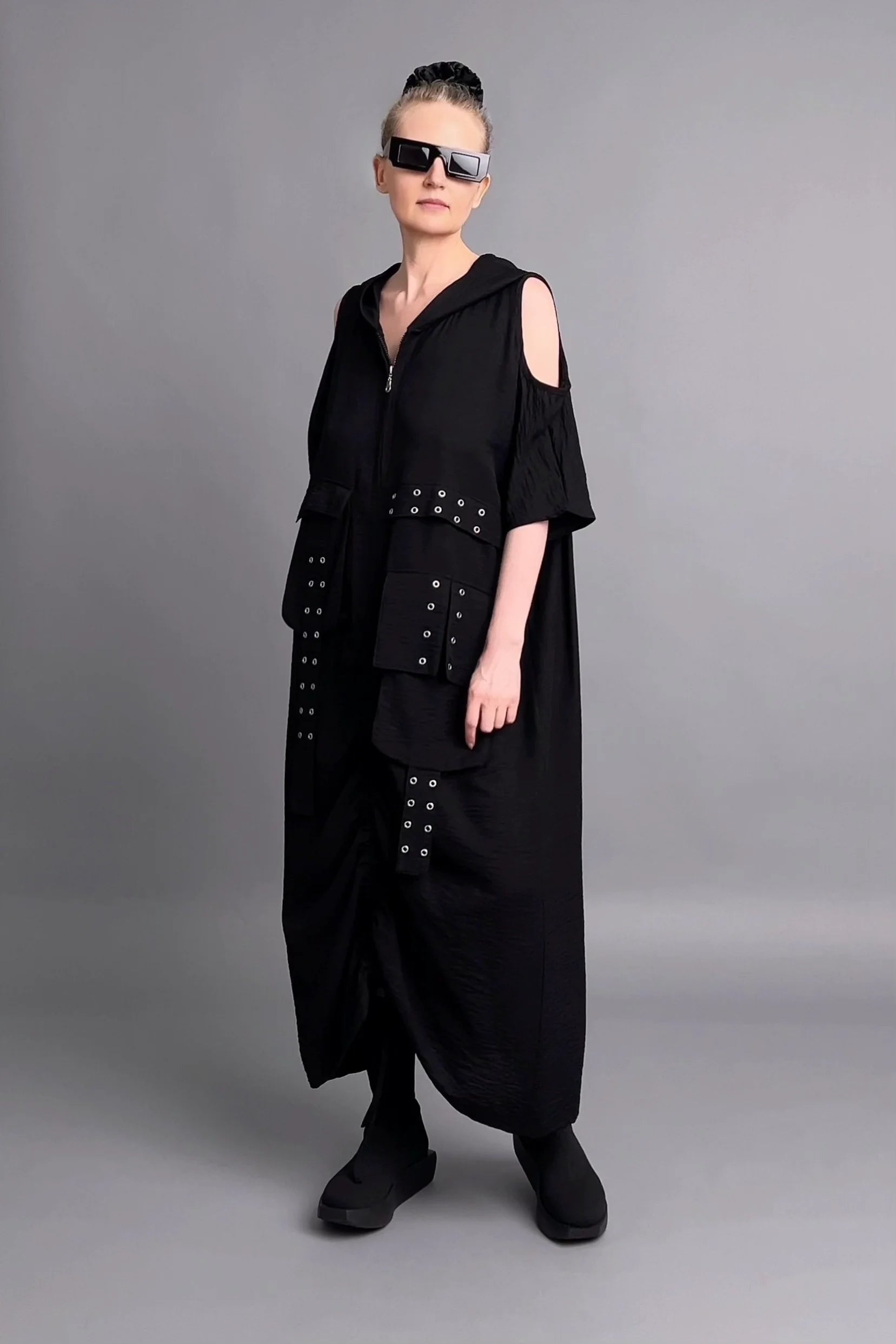 Avantgarde Kleid mit Cut-Outs, Kordelzug und Zierösen aus Crash-Stoff in Leinen-Optik