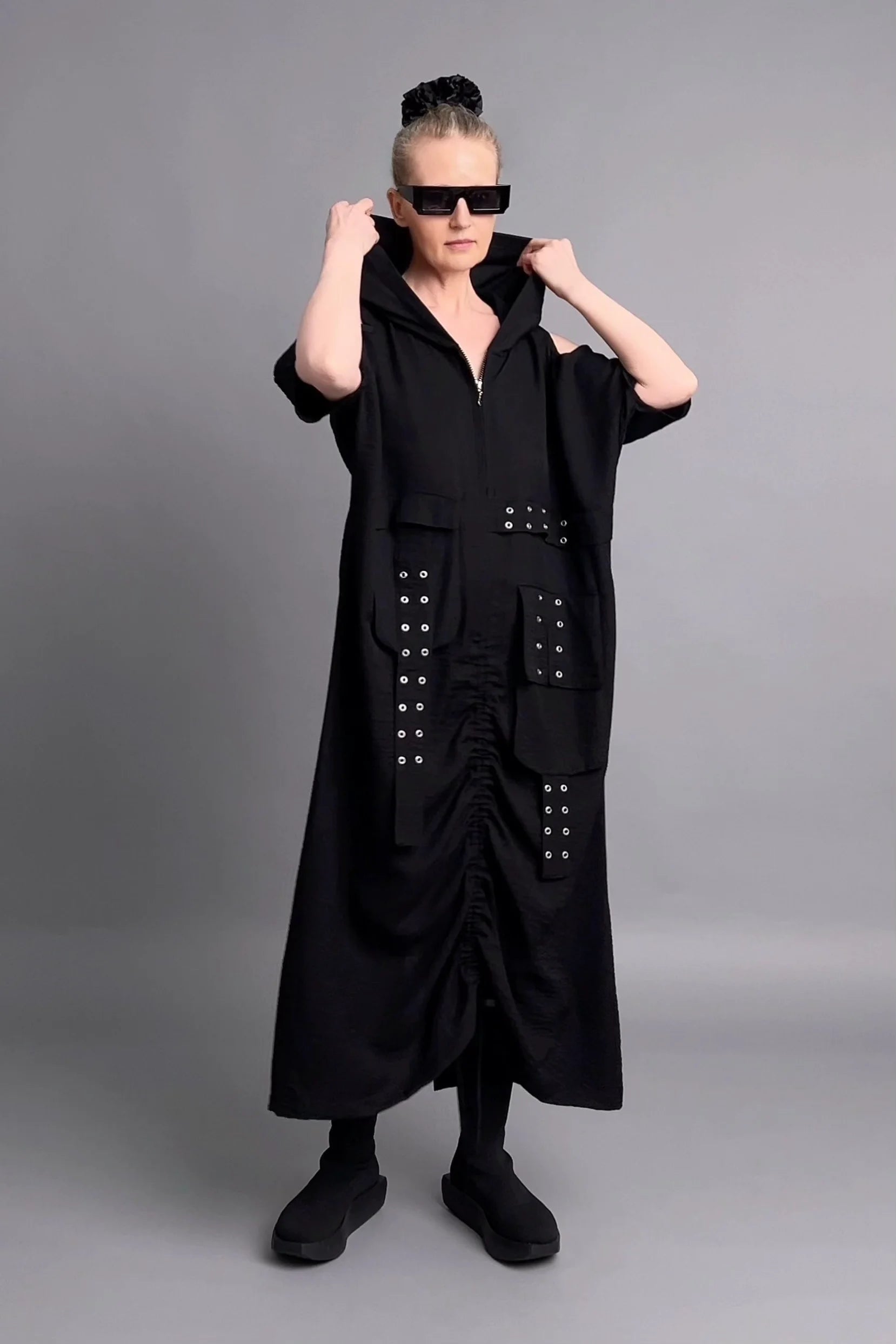 Avantgarde Kleid mit Cut-Outs, Kordelzug und Zierösen aus Crash-Stoff in Leinen-Optik