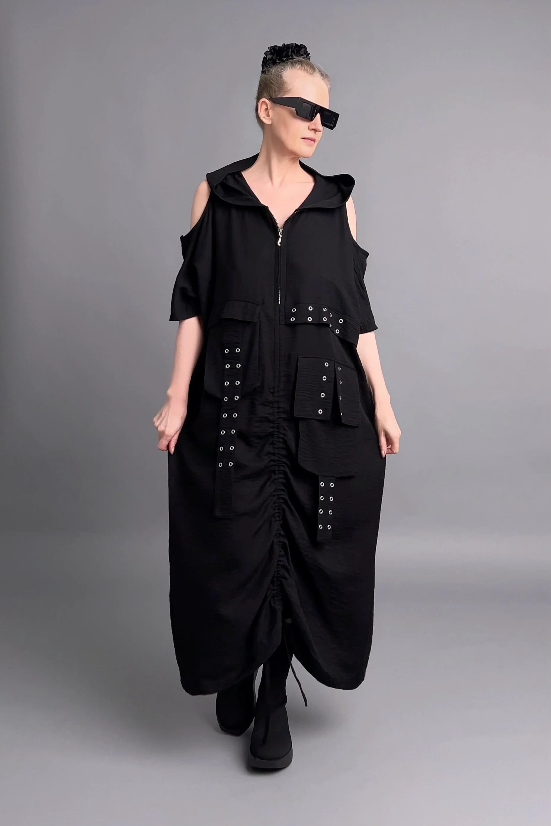 Avantgarde Kleid mit Cut-Outs, Kordelzug und Zierösen aus Crash-Stoff in Leinen-Optik