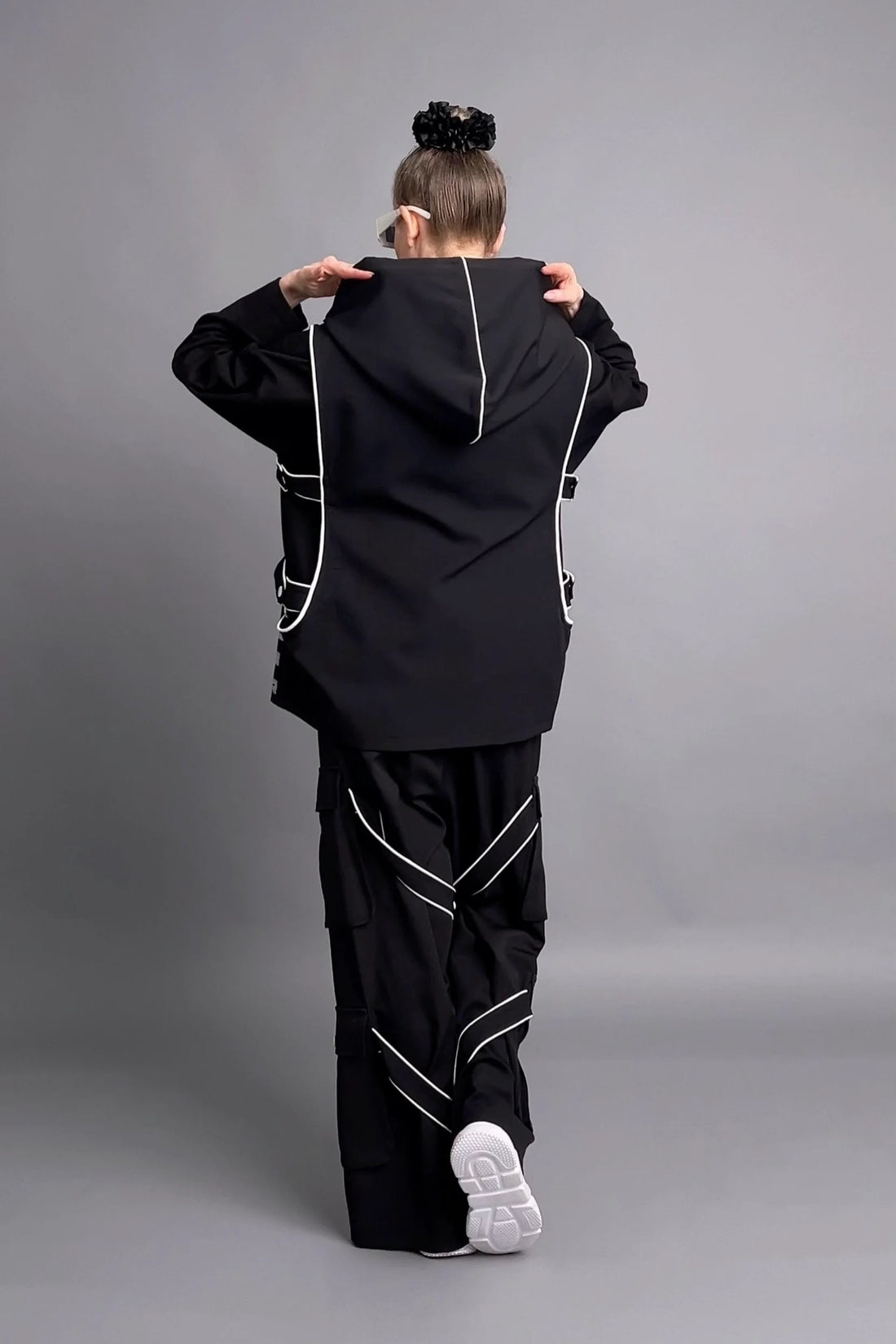 3-teiliges Avantgarde-Set aus Shirt, Weste & Hose in Schwarz mit Kontrastdetails von B-ONE