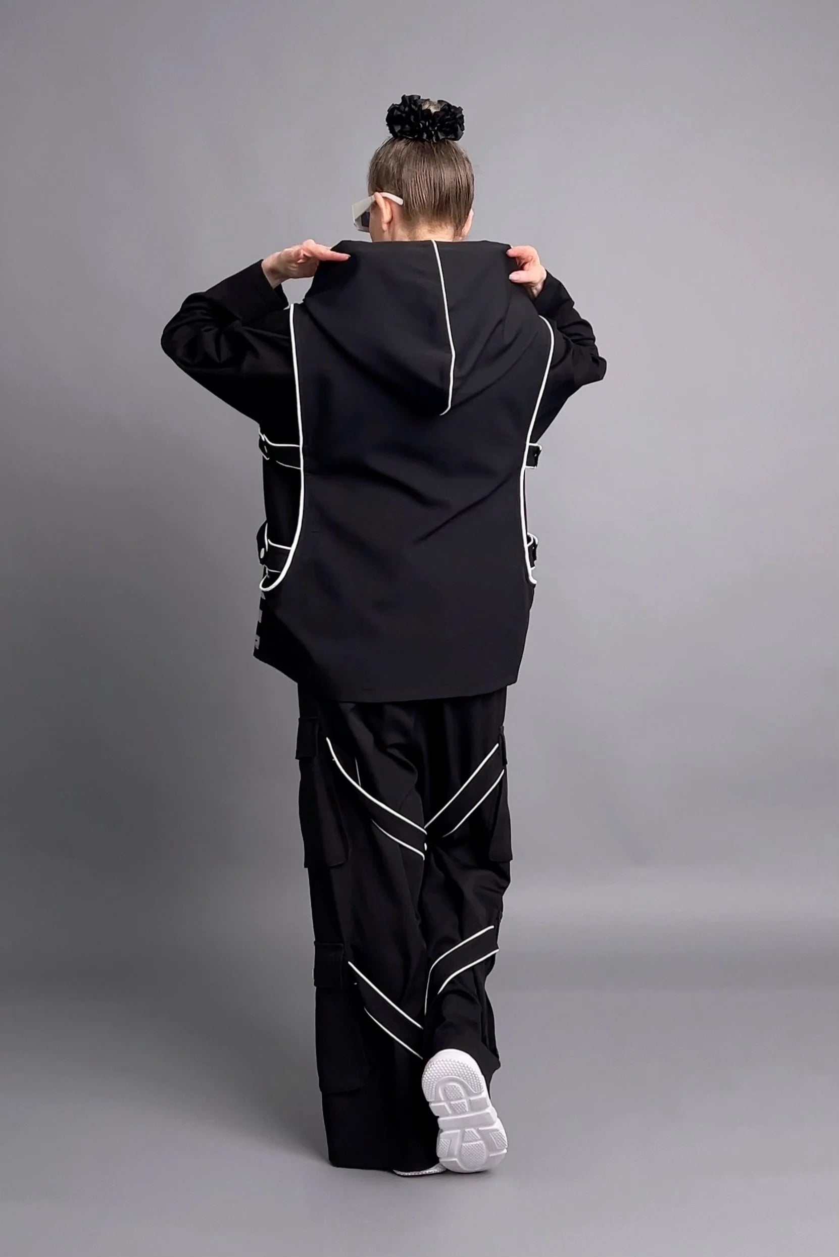 3-teiliges Avantgarde-Set aus Shirt, Weste & Hose in Schwarz mit Kontrastdetails von B-ONE