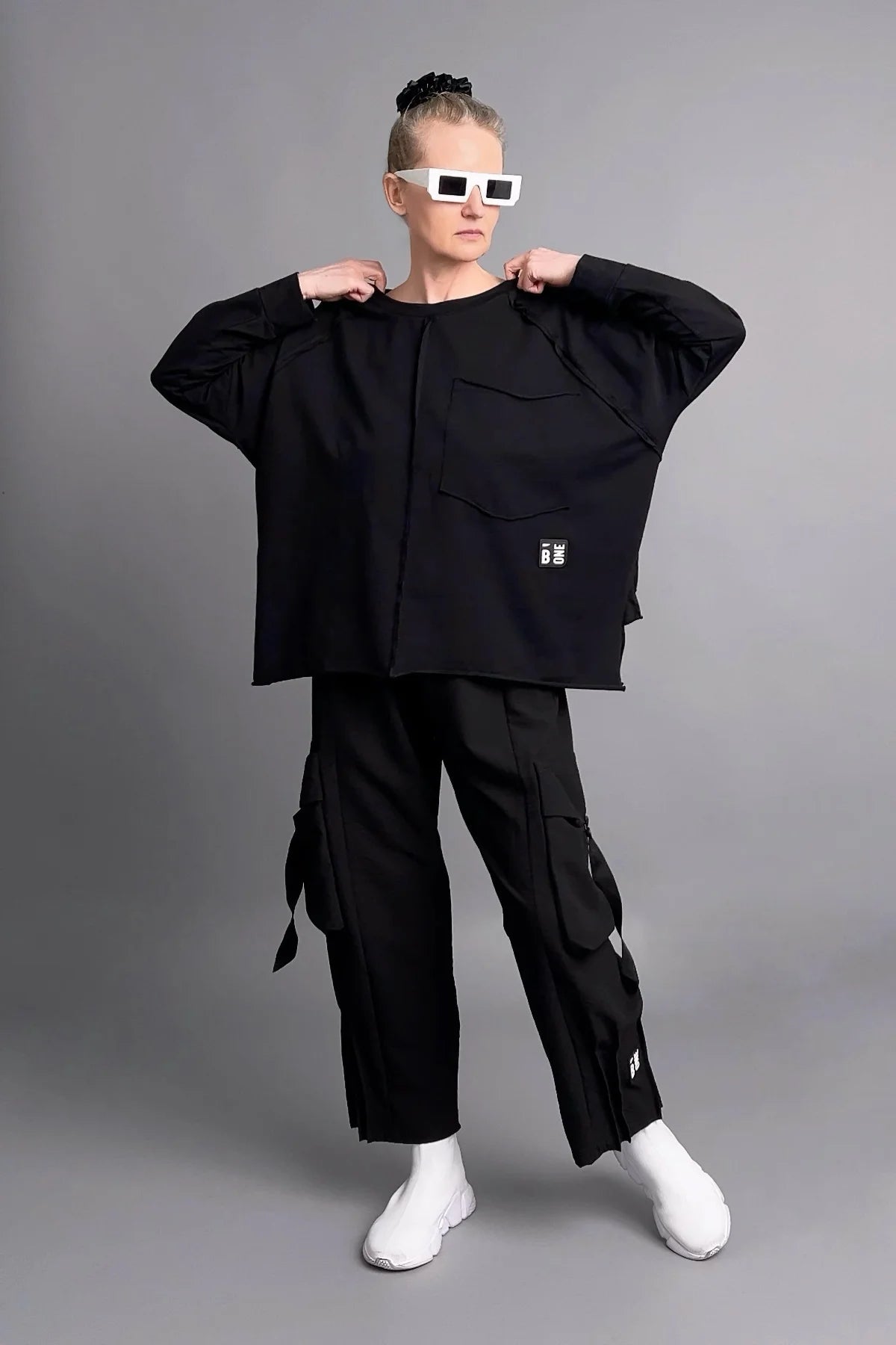 Asymmetrisches Oversize-Shirt mit Cut-Out-Rückseite und Statement-Print in Schwarz