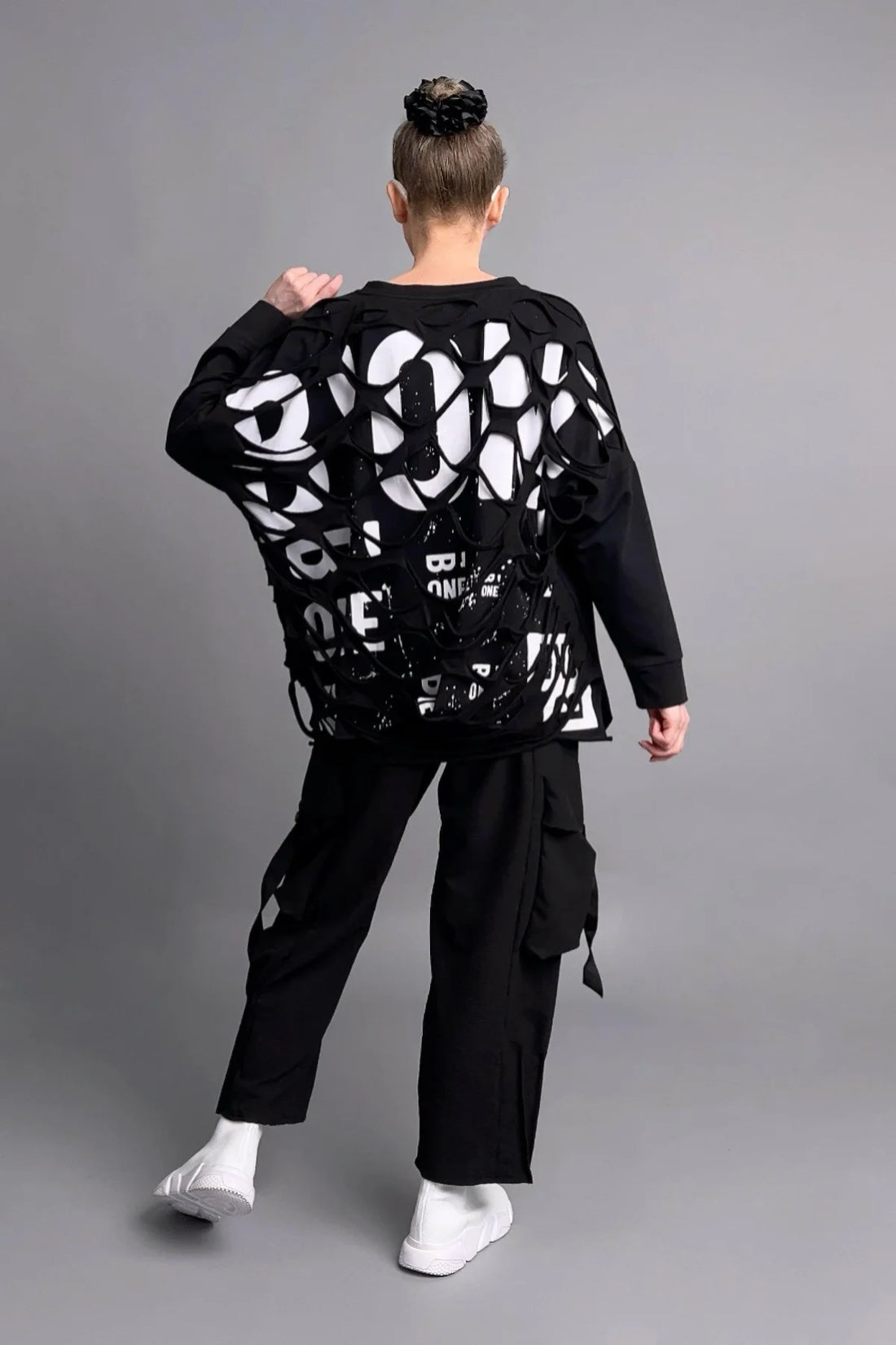 Asymmetrisches Oversize-Shirt mit Cut-Out-Rückseite und Statement-Print in Schwarz