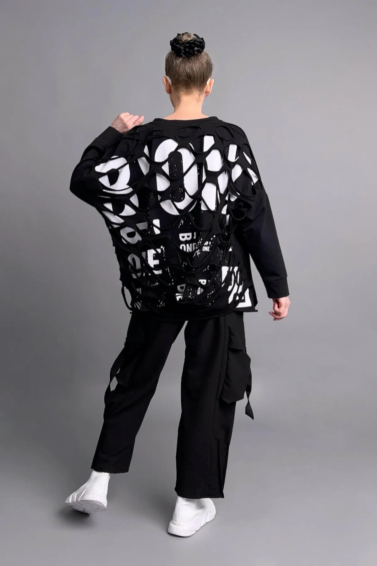 Asymmetrisches Oversize-Shirt mit Cut-Out-Rückseite und Statement-Print in Schwarz