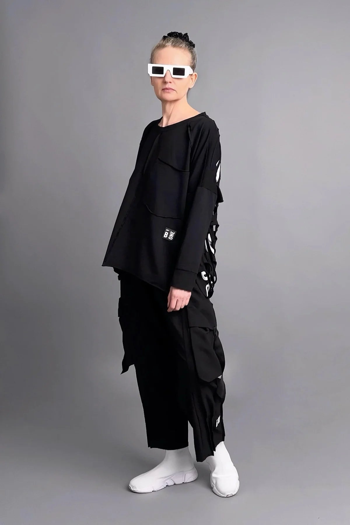 Asymmetrisches Oversize-Shirt mit Cut-Out-Rückseite und Statement-Print in Schwarz