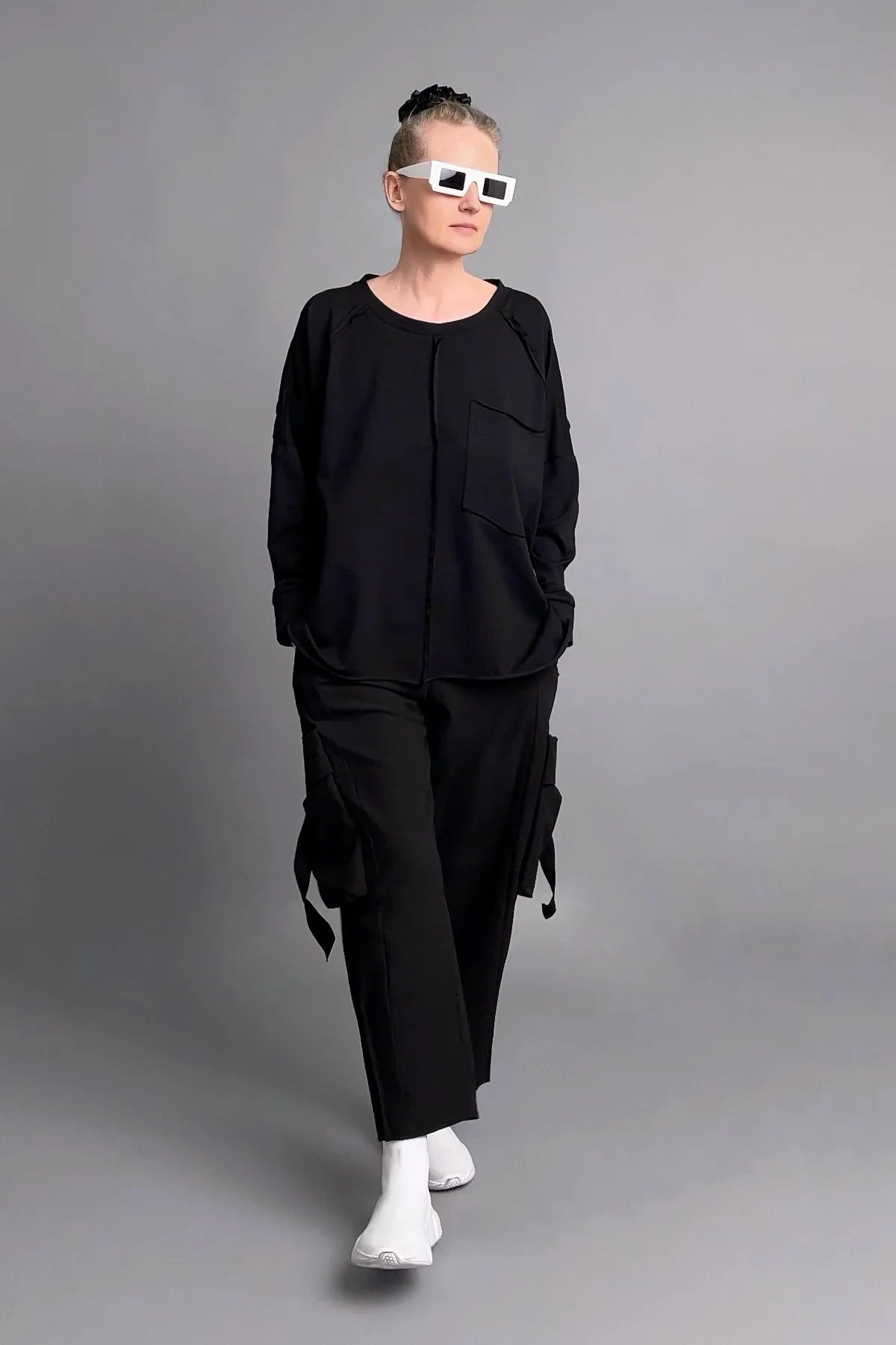 Asymmetrisches Oversize-Shirt mit Cut-Out-Rückseite und Statement-Print in Schwarz
