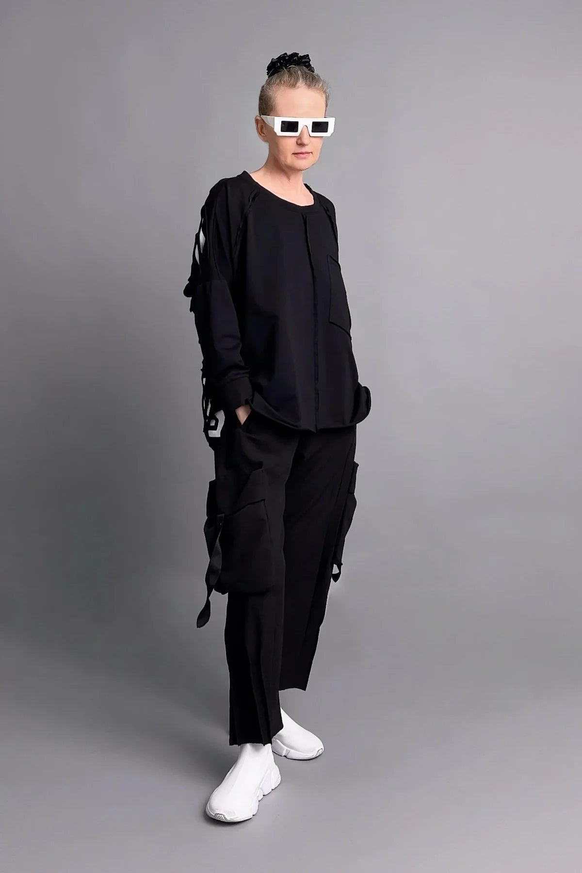 Asymmetrisches Oversize-Shirt mit Cut-Out-Rückseite und Statement-Print in Schwarz