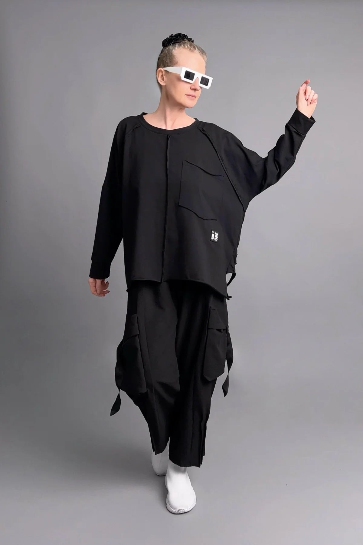 Asymmetrisches Oversize-Shirt mit Cut-Out-Rückseite und Statement-Print in Schwarz