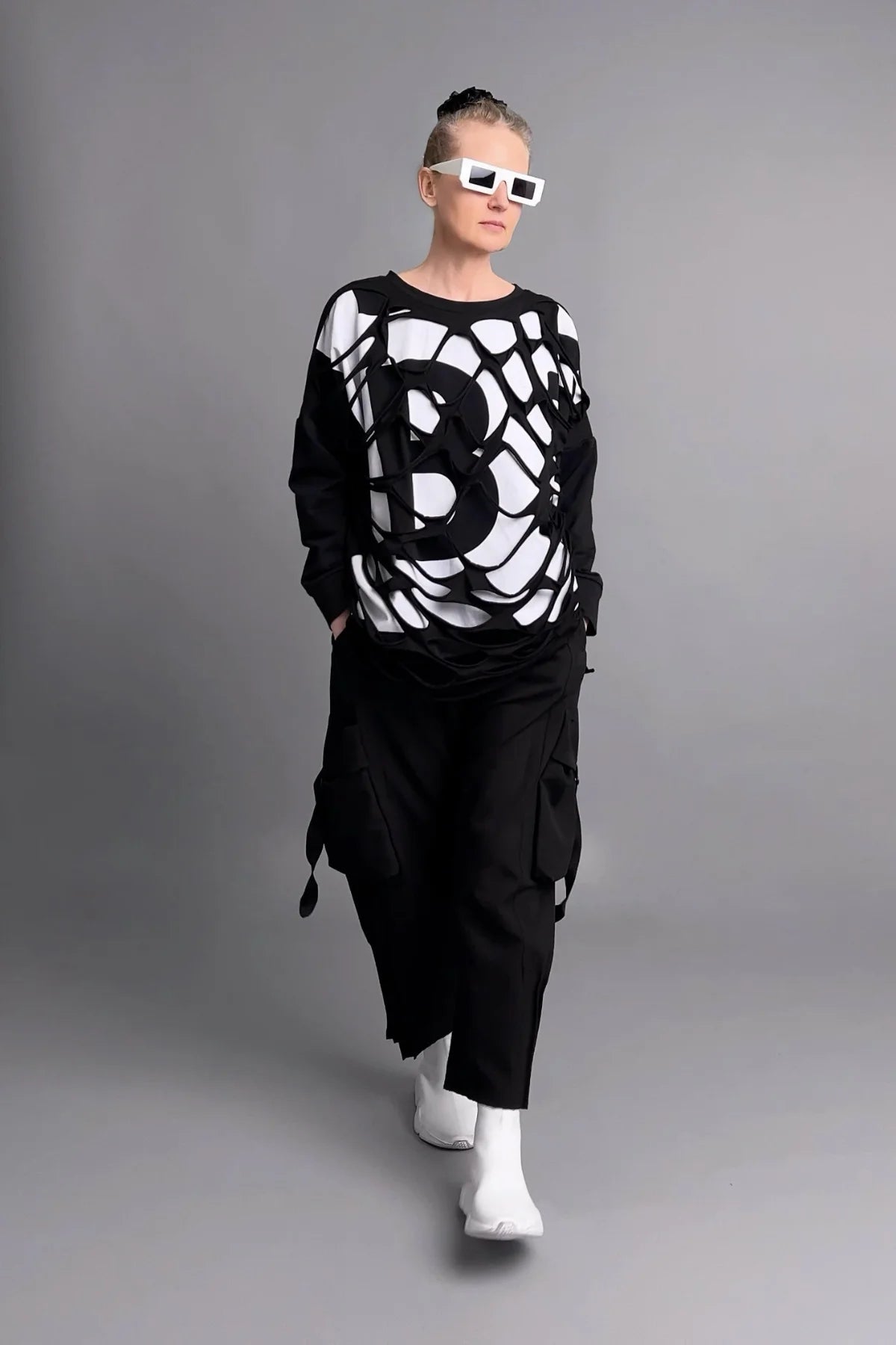 Avantgarde-Sweatshirt mit Cutout-Design in Schwarz-Weiß und Oversize-Silhouette