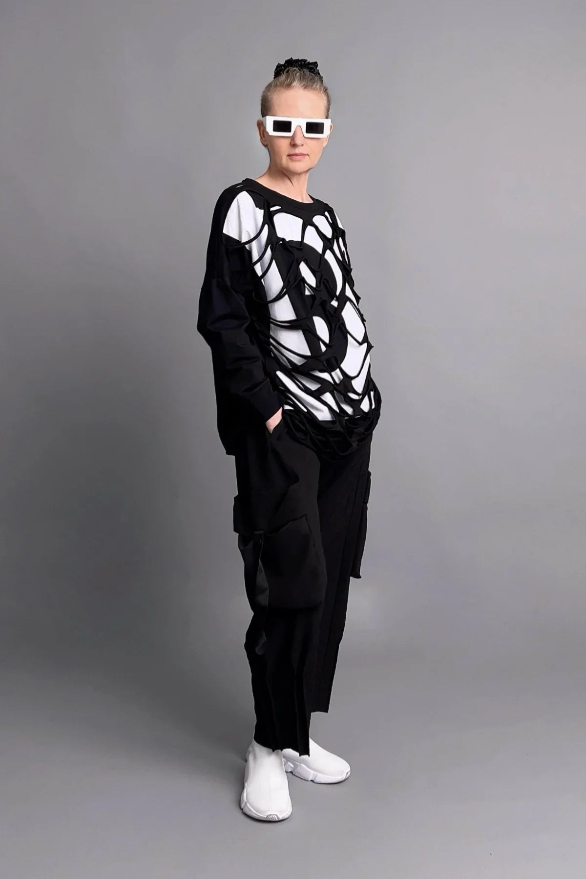Avantgarde-Sweatshirt mit Cutout-Design in Schwarz-Weiß und Oversize-Silhouette