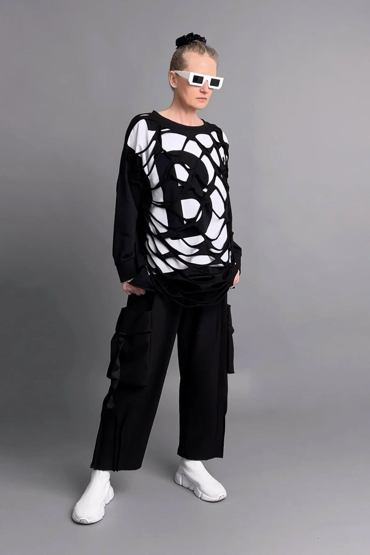 Avantgarde-Sweatshirt mit Cutout-Design in Schwarz-Weiß und Oversize-Silhouette