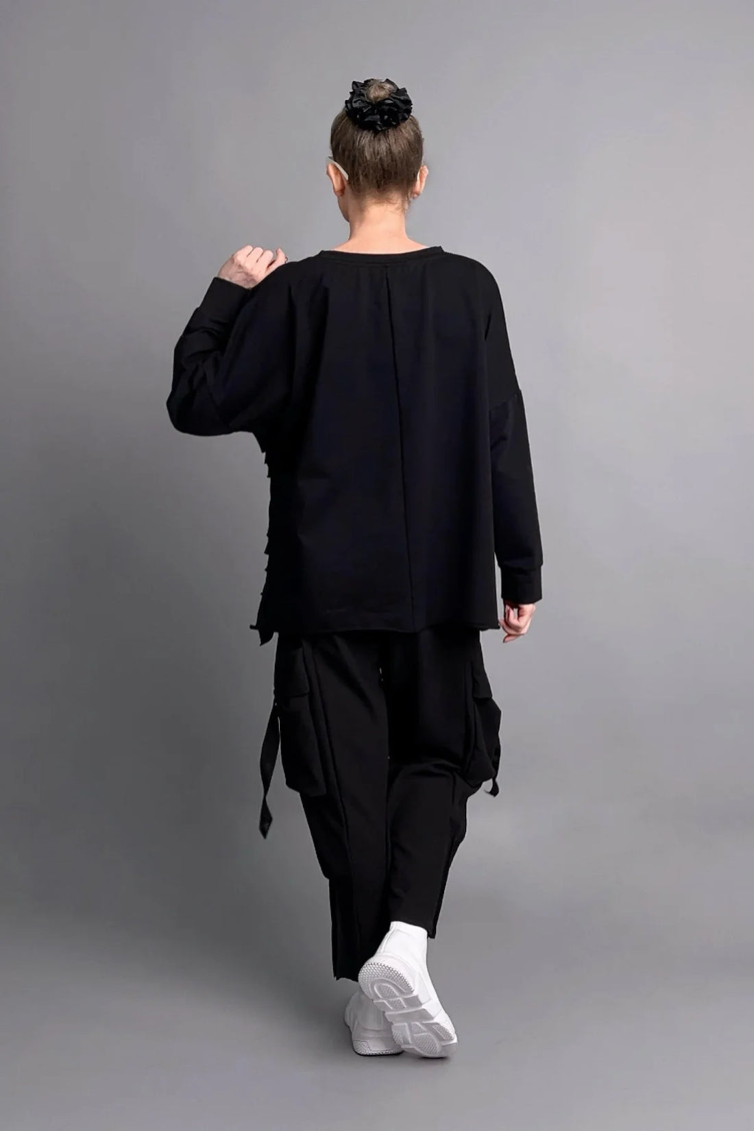 Avantgarde-Sweatshirt mit Cutout-Design in Schwarz-Weiß und Oversize-Silhouette