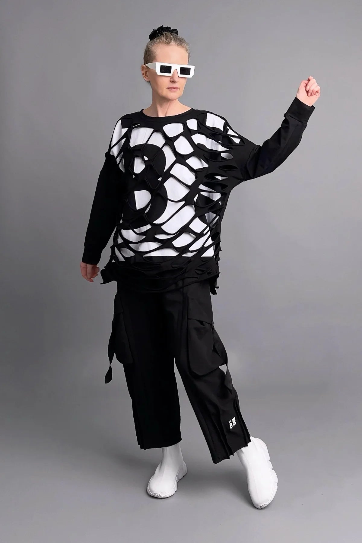 Avantgarde-Sweatshirt mit Cutout-Design in Schwarz-Weiß und Oversize-Silhouette