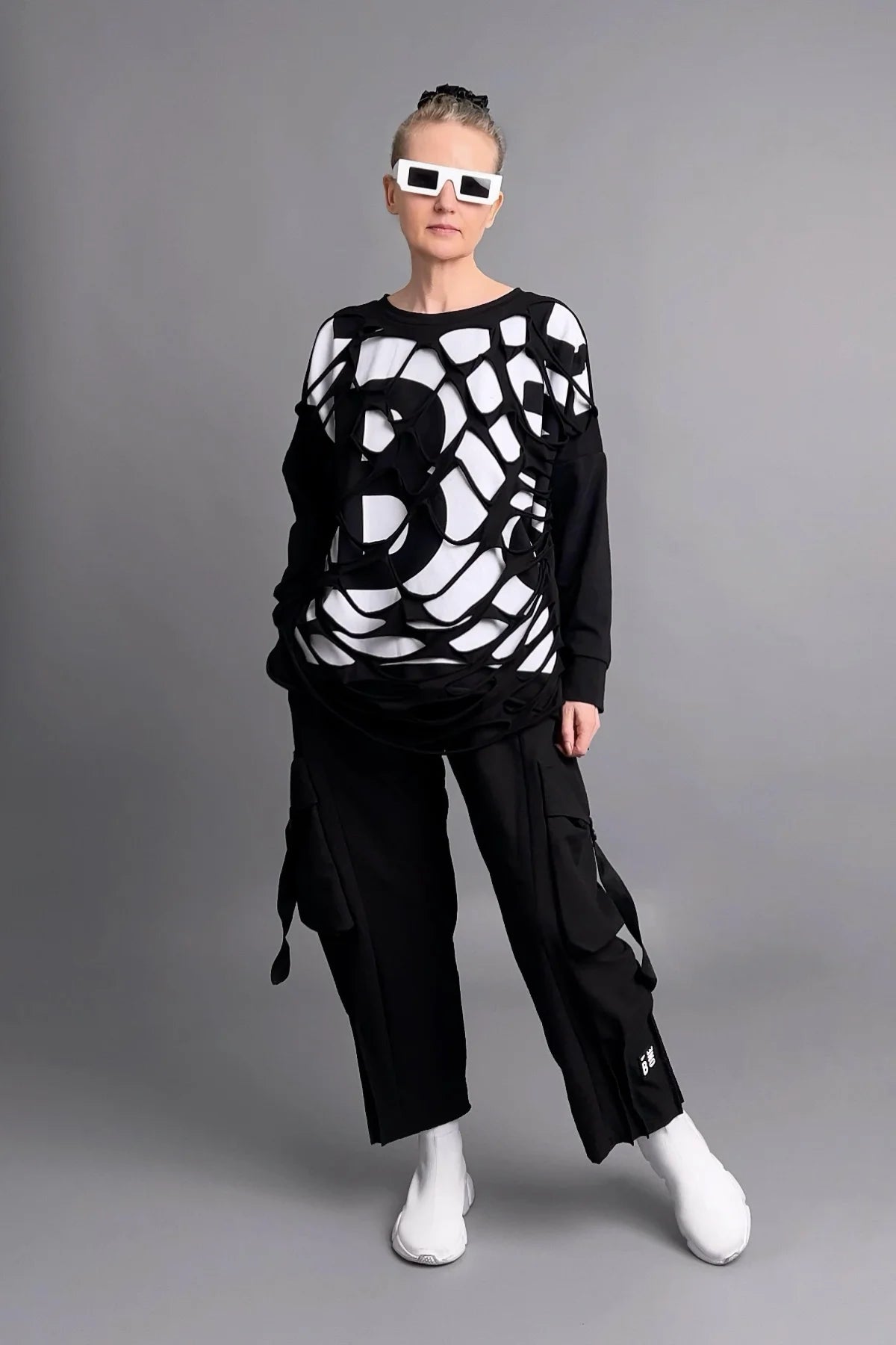 Avantgarde-Sweatshirt mit Cutout-Design in Schwarz-Weiß und Oversize-Silhouette