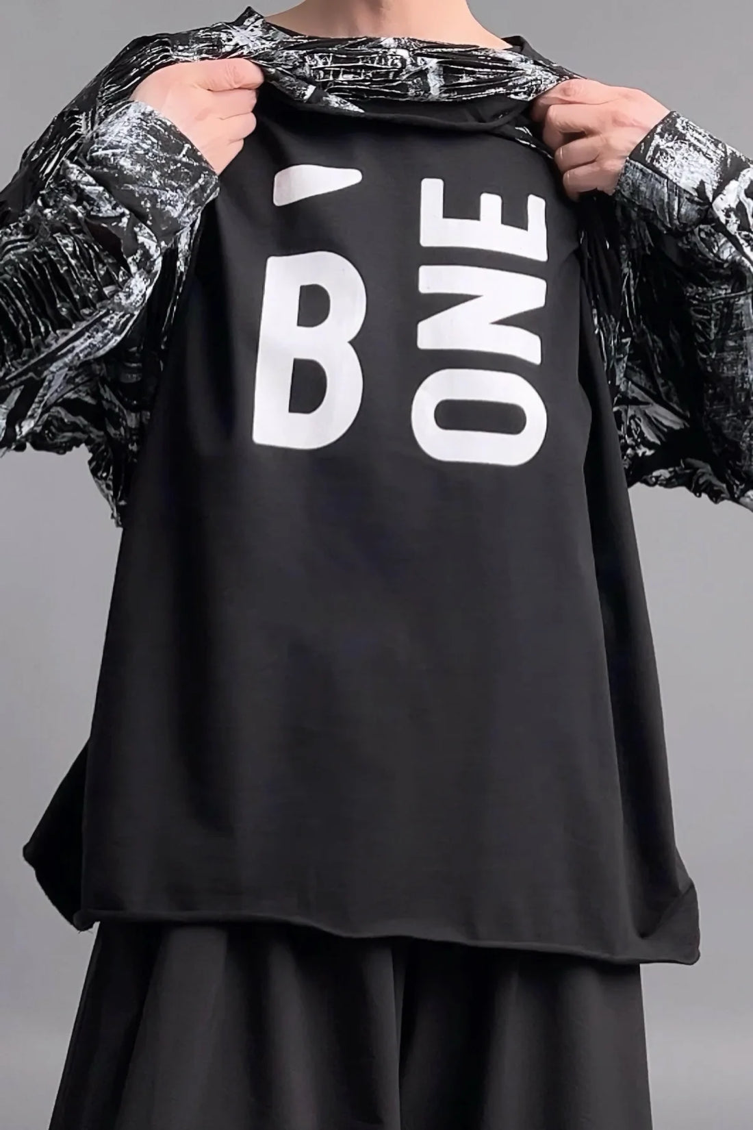 2-teiliges Oversize-Sweatshirt-Set mit Struktur-Überwurf und Printshirt in Schwarz-Weiß