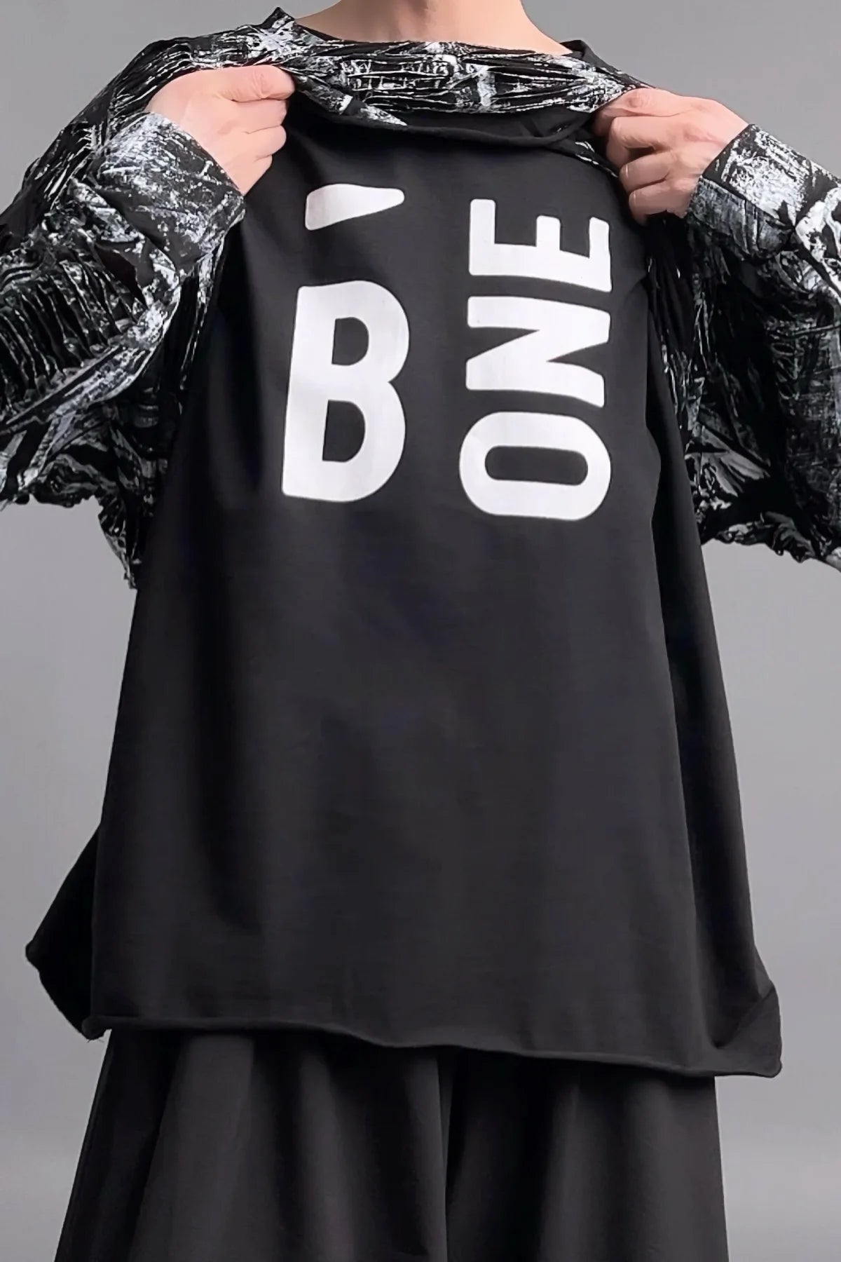 2-teiliges Oversize-Sweatshirt-Set mit Struktur-Überwurf und Printshirt in Schwarz-Weiß