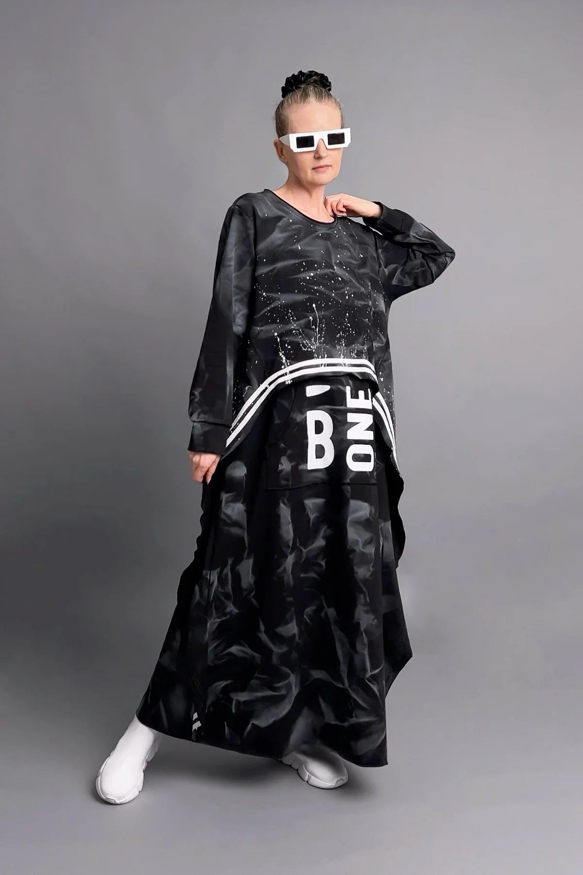 Avantgarde Oversize Kleid in Schwarz mit Schriftzug-Print und Layer-Details