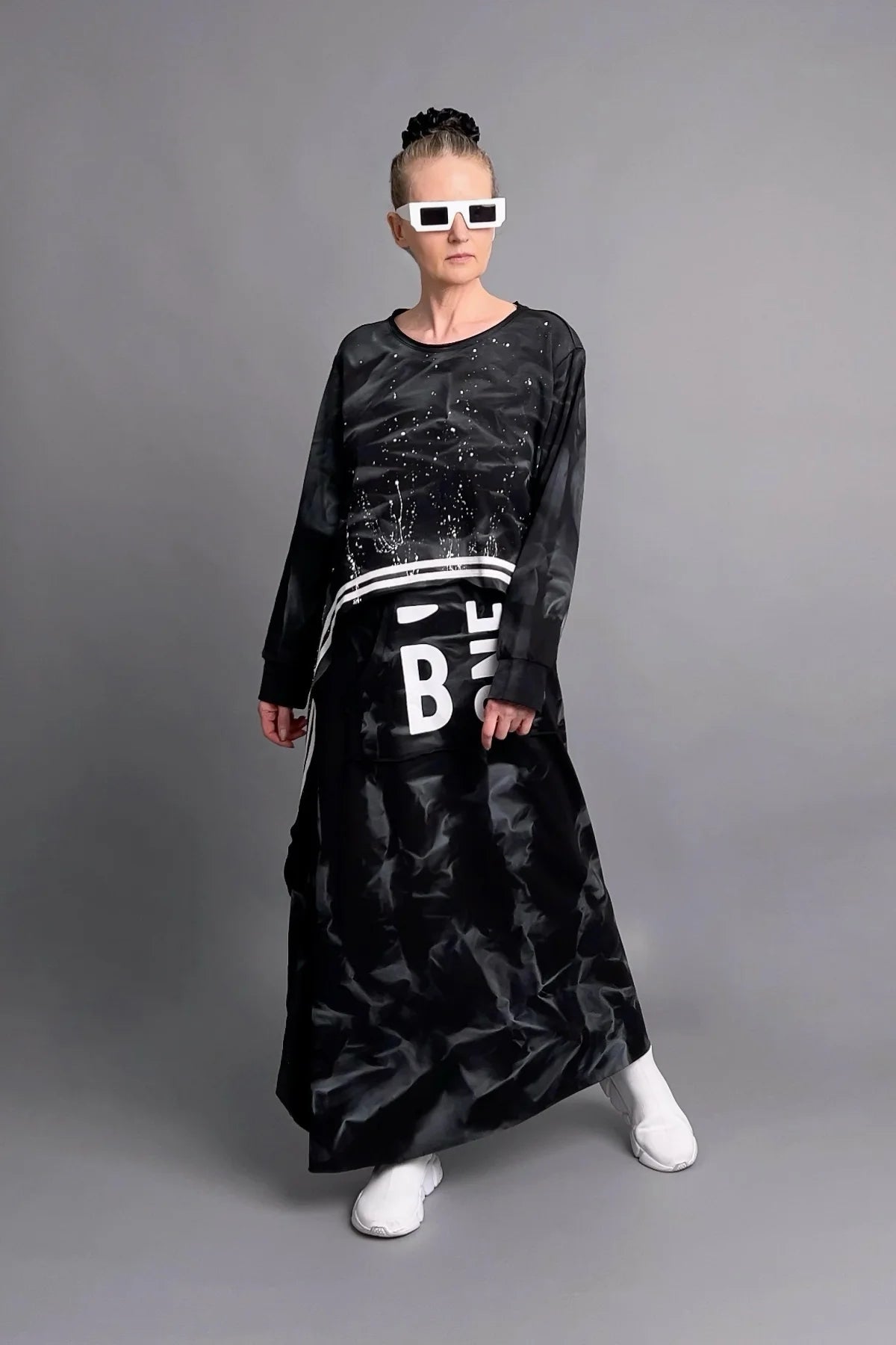 Avantgarde Oversize Kleid in Schwarz mit Schriftzug-Print und Layer-Details
