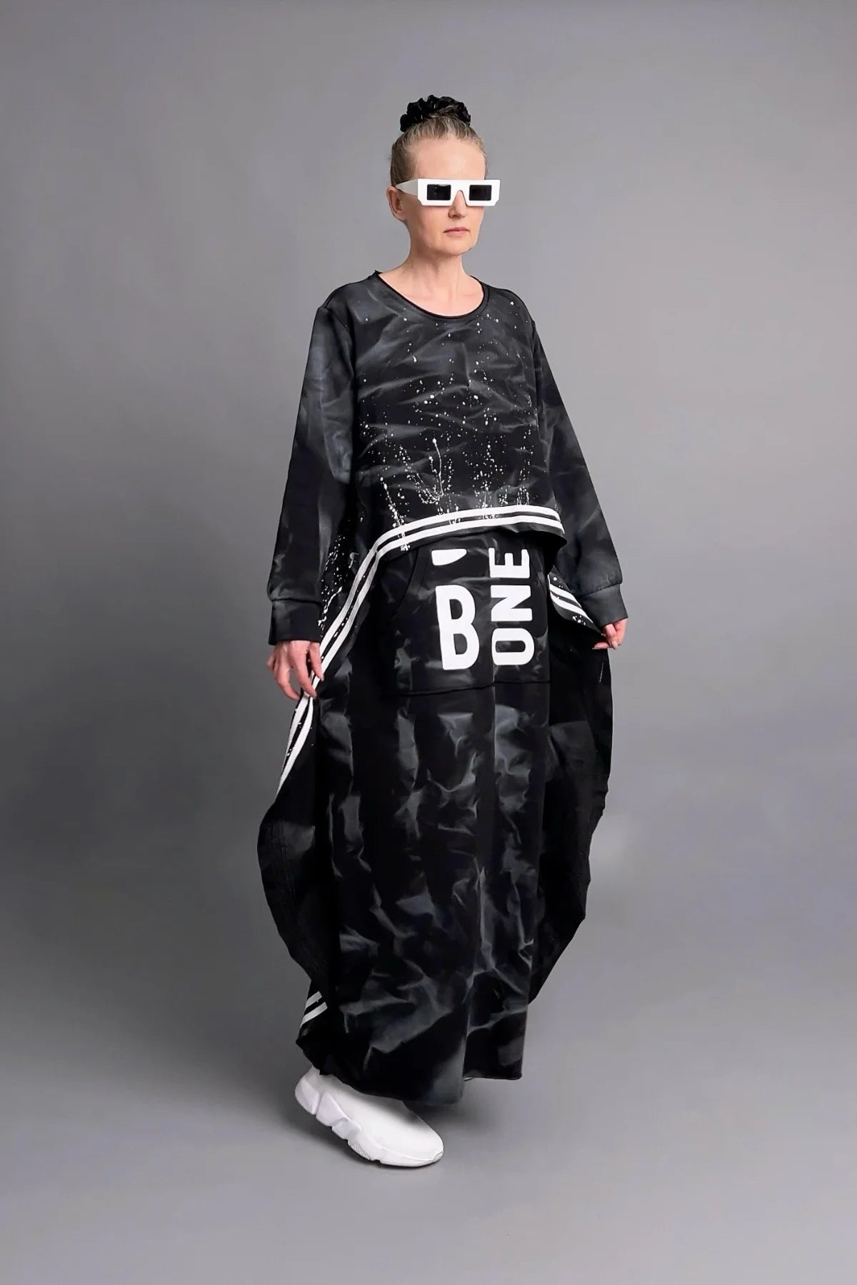 Avantgarde Oversize Kleid in Schwarz mit Schriftzug-Print und Layer-Details