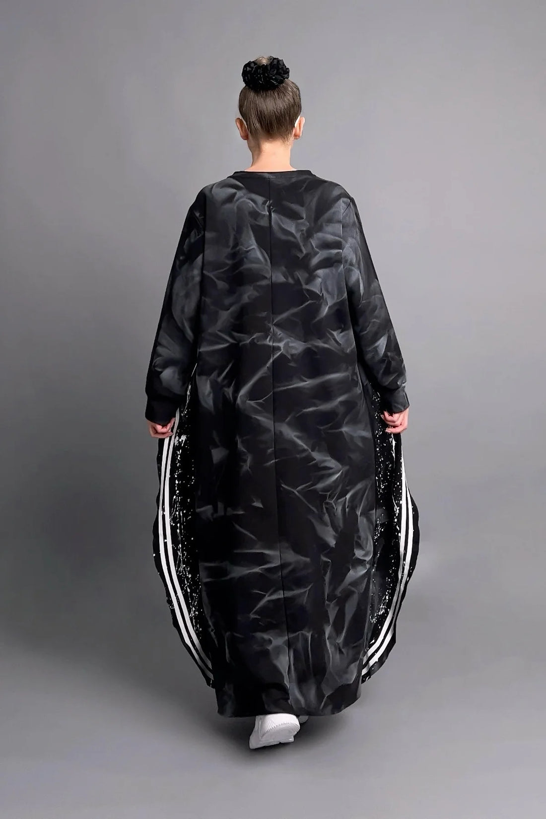 Avantgarde Oversize Kleid in Schwarz mit Schriftzug-Print und Layer-Details