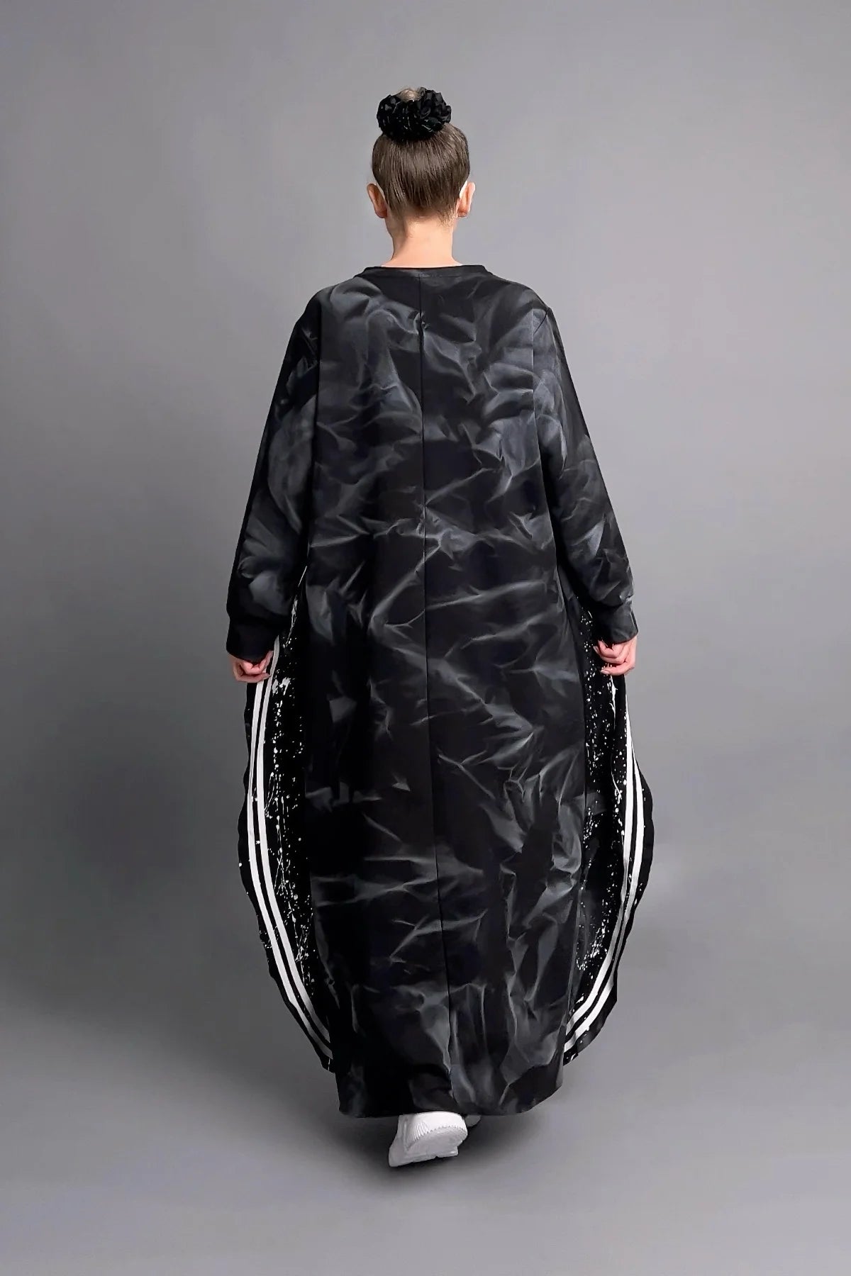 Avantgarde Oversize Kleid in Schwarz mit Schriftzug-Print und Layer-Details