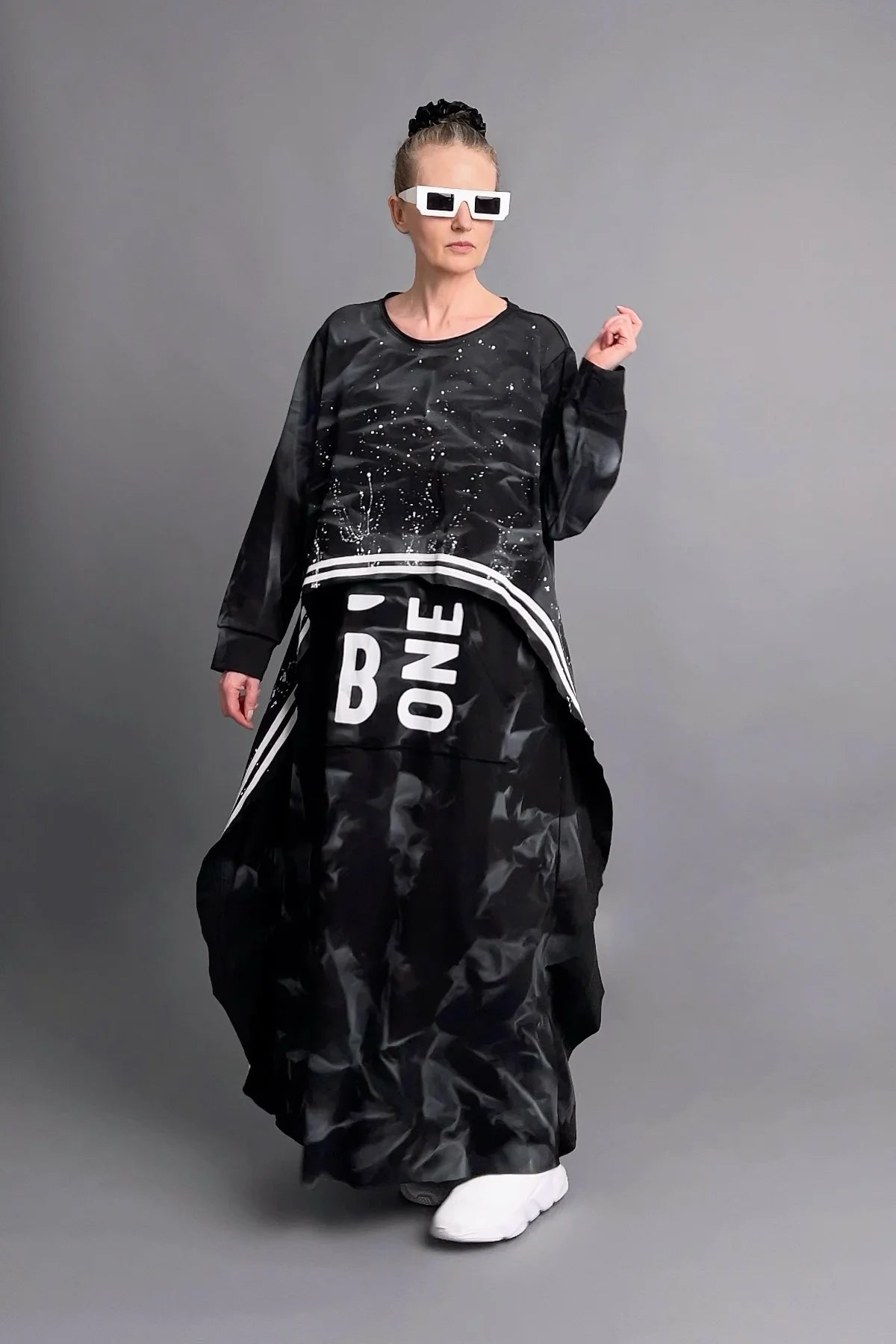 Avantgarde Oversize Kleid in Schwarz mit Schriftzug-Print und Layer-Details