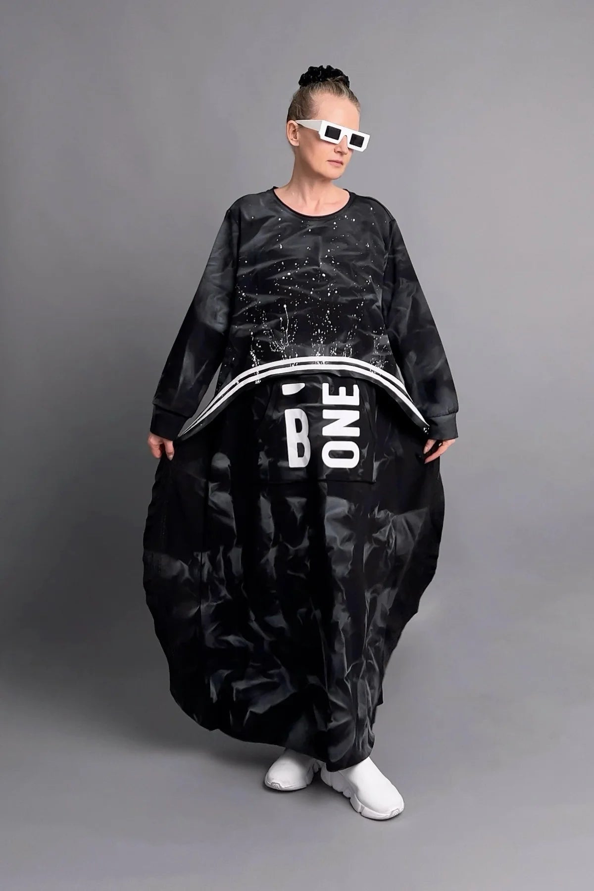 Avantgarde Oversize Kleid in Schwarz mit Schriftzug-Print und Layer-Details