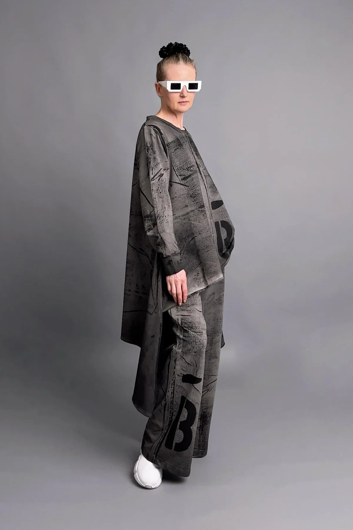 Oversize 2-Teiler mit asymmetrischer Tunika und weiter Hose in Grauschwarz mit Print