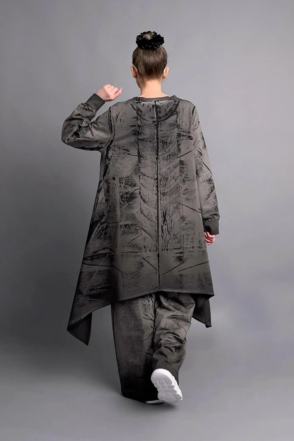 Oversize 2-Teiler mit asymmetrischer Tunika und weiter Hose in Grauschwarz mit Print