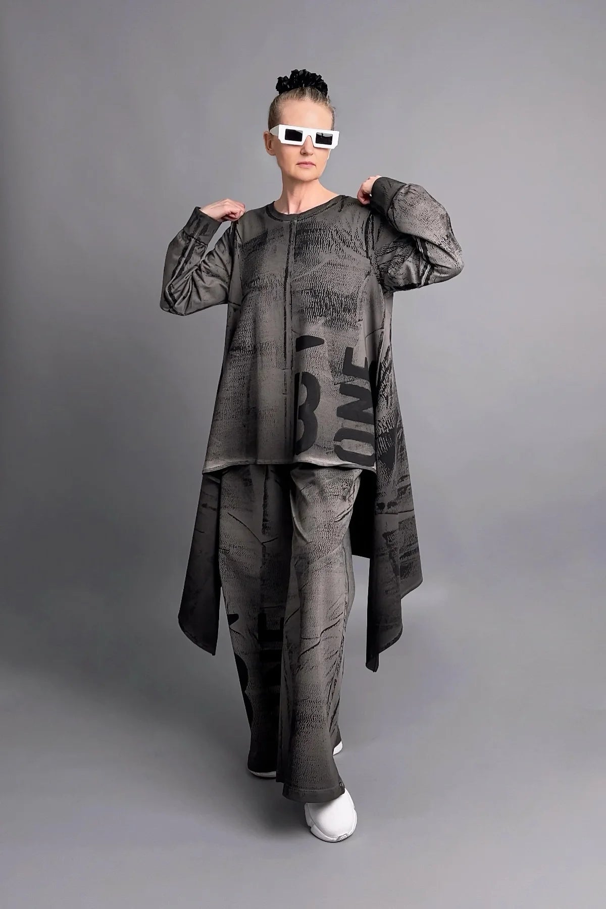 Oversize 2-Teiler mit asymmetrischer Tunika und weiter Hose in Grauschwarz mit Print