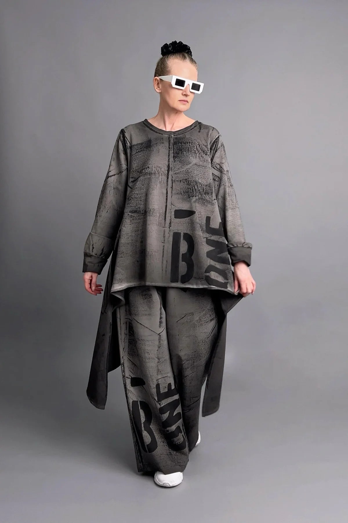 Oversize 2-Teiler mit asymmetrischer Tunika und weiter Hose in Grauschwarz mit Print