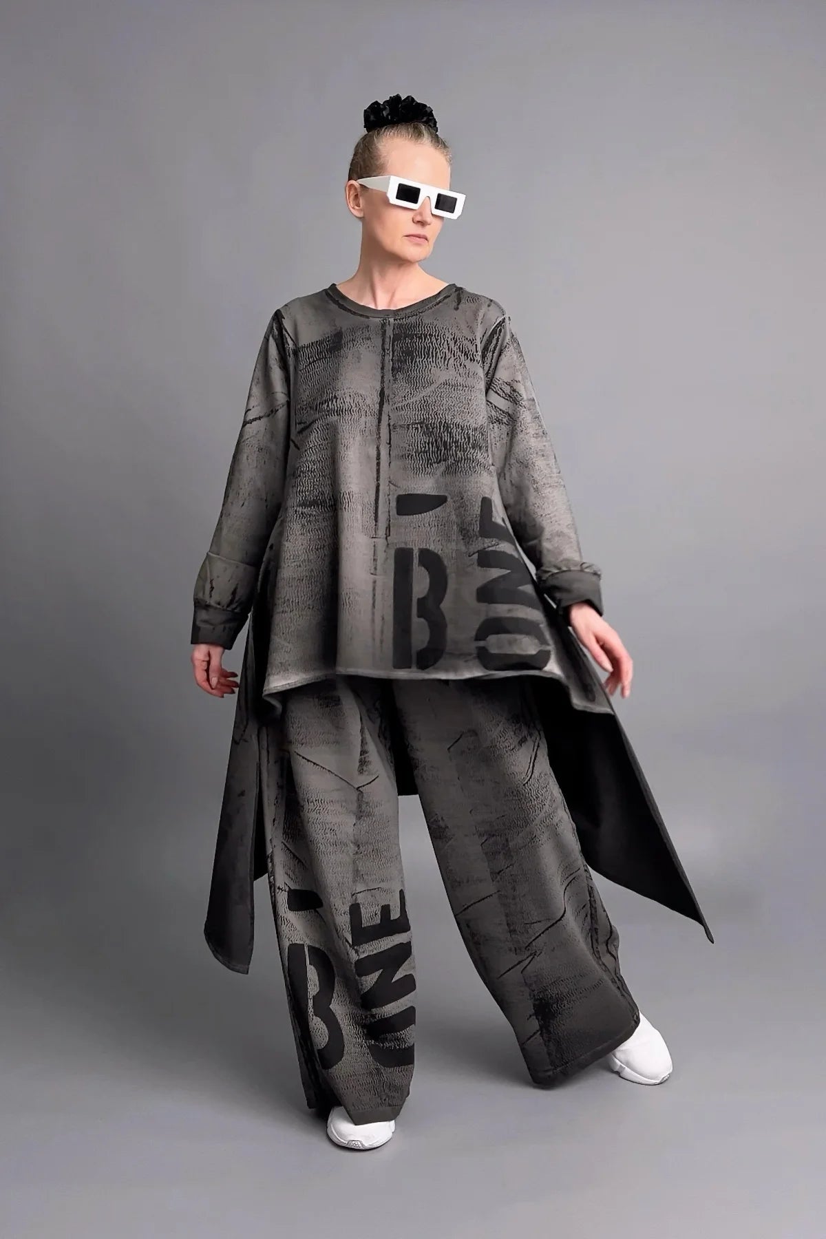 Oversize 2-Teiler mit asymmetrischer Tunika und weiter Hose in Grauschwarz mit Print
