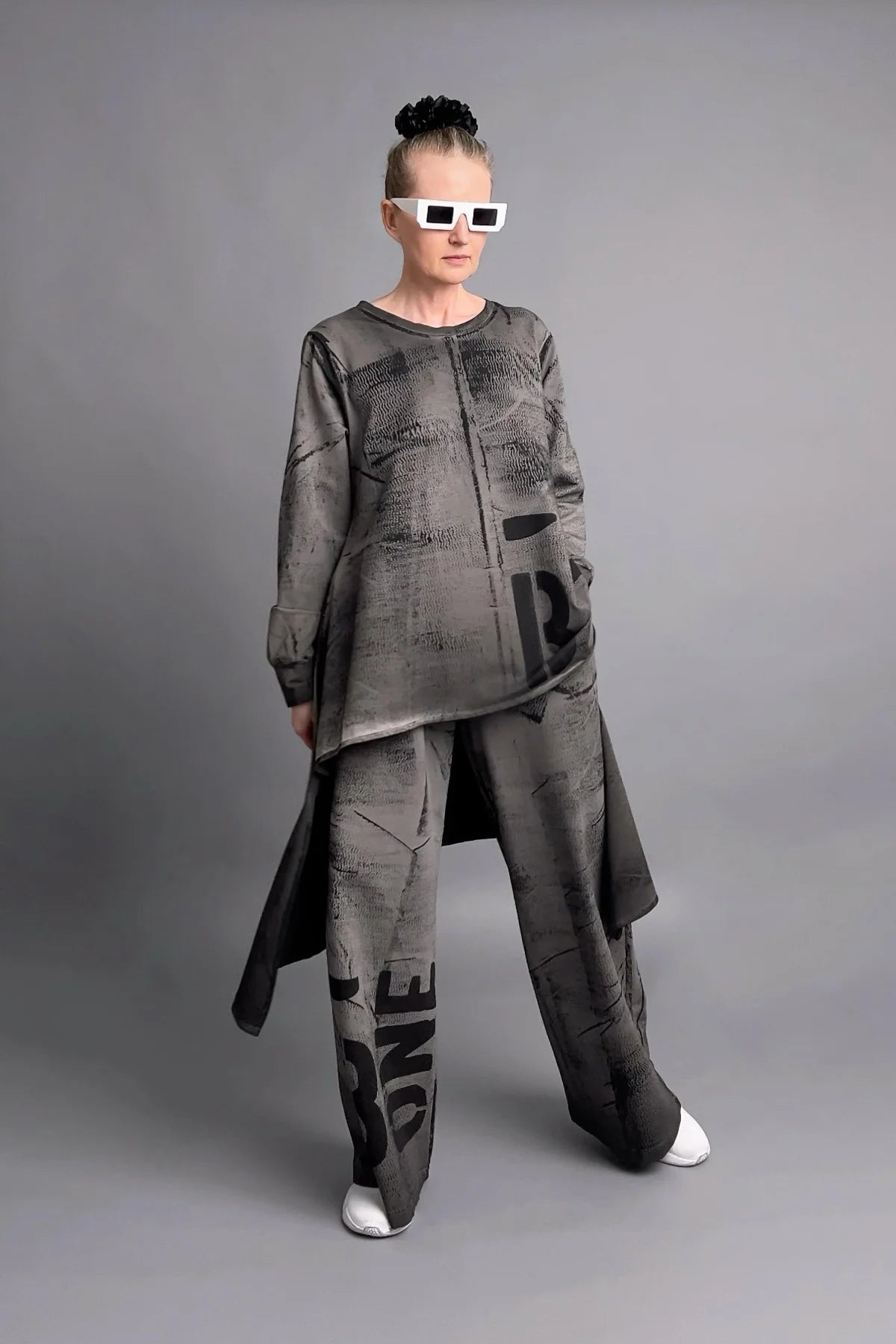 Oversize 2-Teiler mit asymmetrischer Tunika und weiter Hose in Grauschwarz mit Print