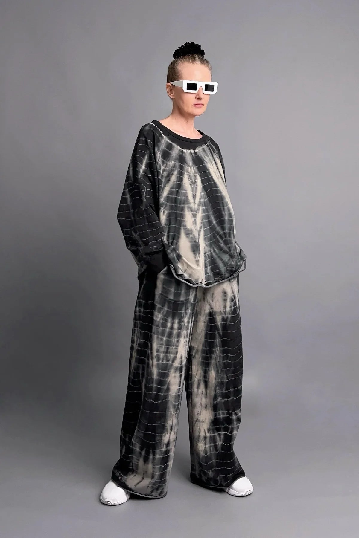 Zweiteiliger Oversize-Look in Schwarz-Beige mit Tie-Dye-Muster aus softem French Terry