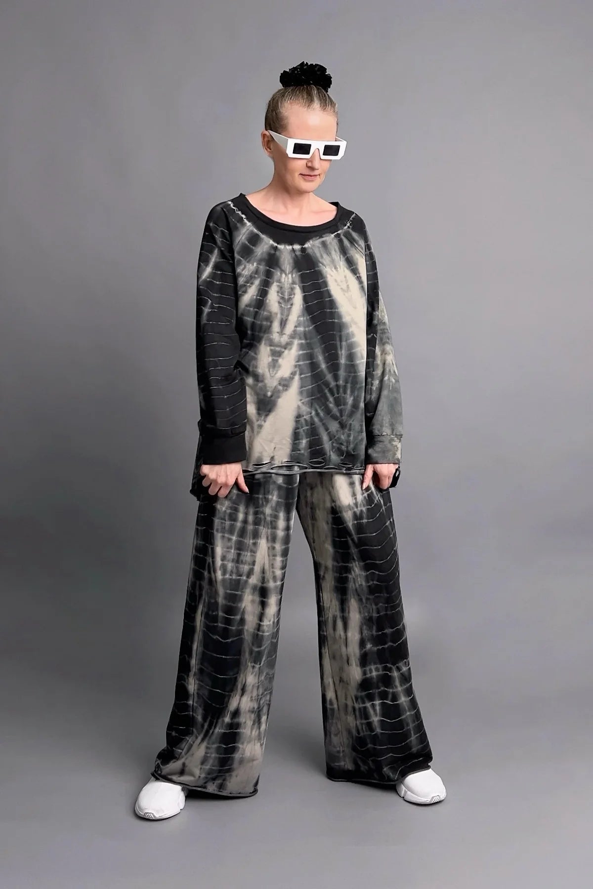 Zweiteiliger Oversize-Look in Schwarz-Beige mit Tie-Dye-Muster aus softem French Terry