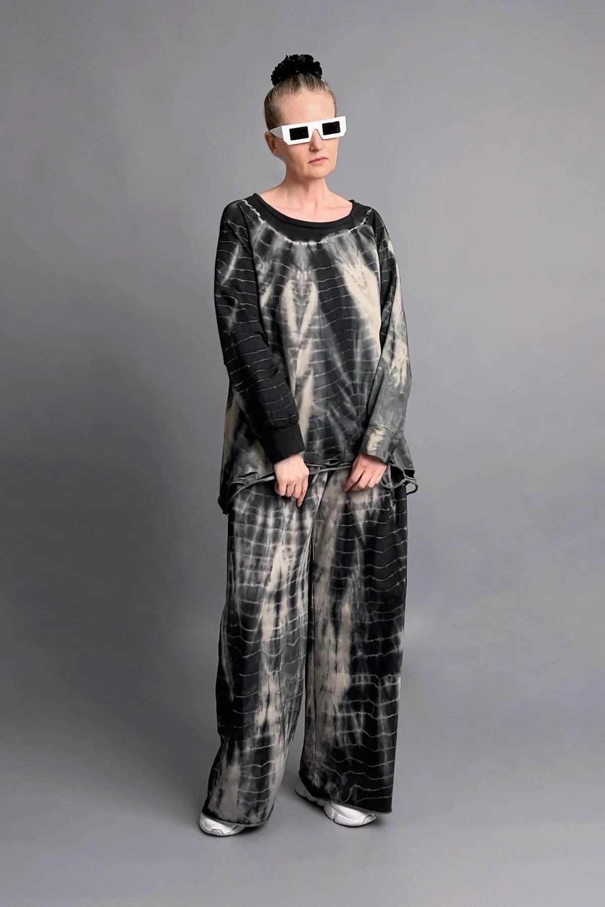 Zweiteiliger Oversize-Look in Schwarz-Beige mit Tie-Dye-Muster aus softem French Terry