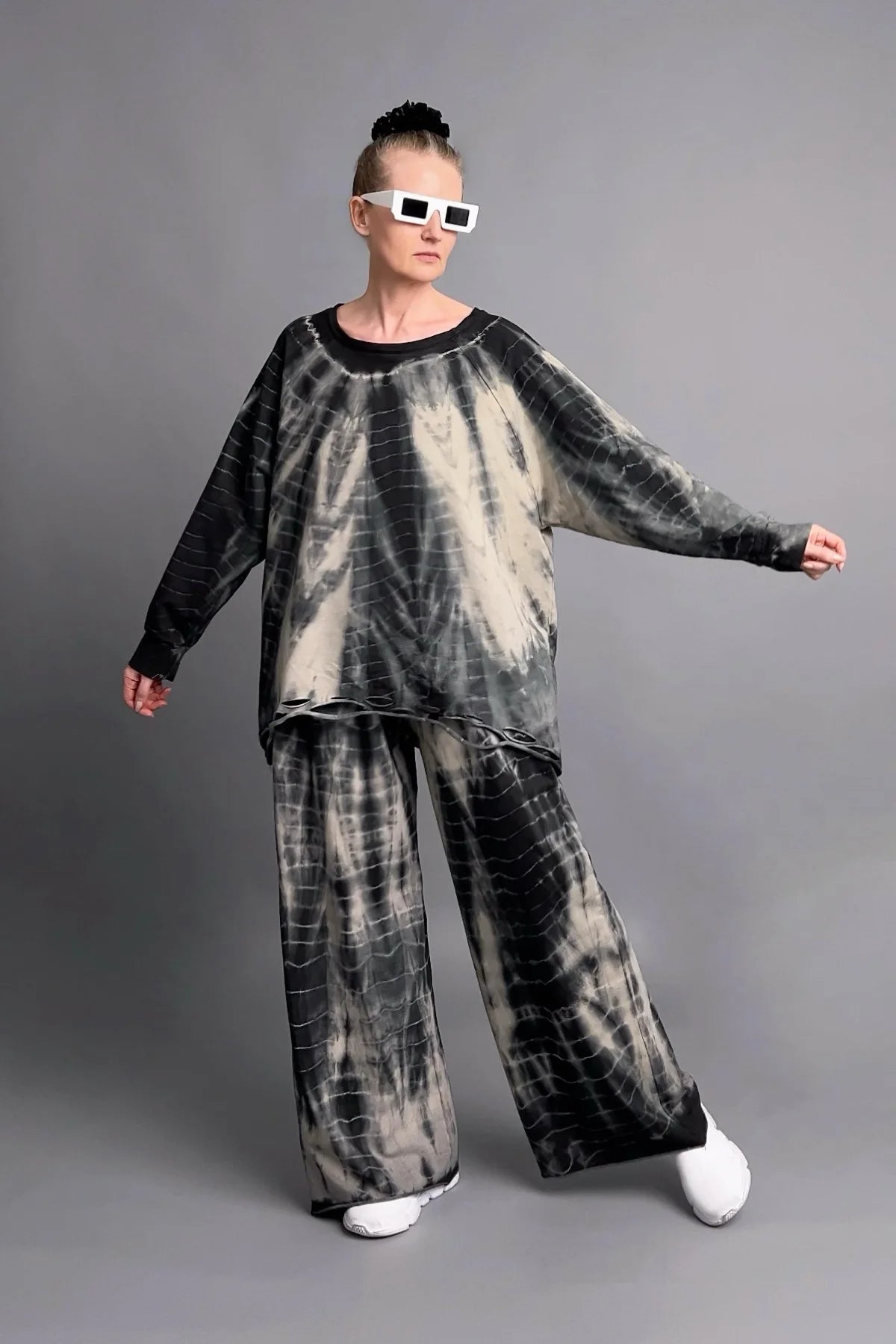 Zweiteiliger Oversize-Look in Schwarz-Beige mit Tie-Dye-Muster aus softem French Terry