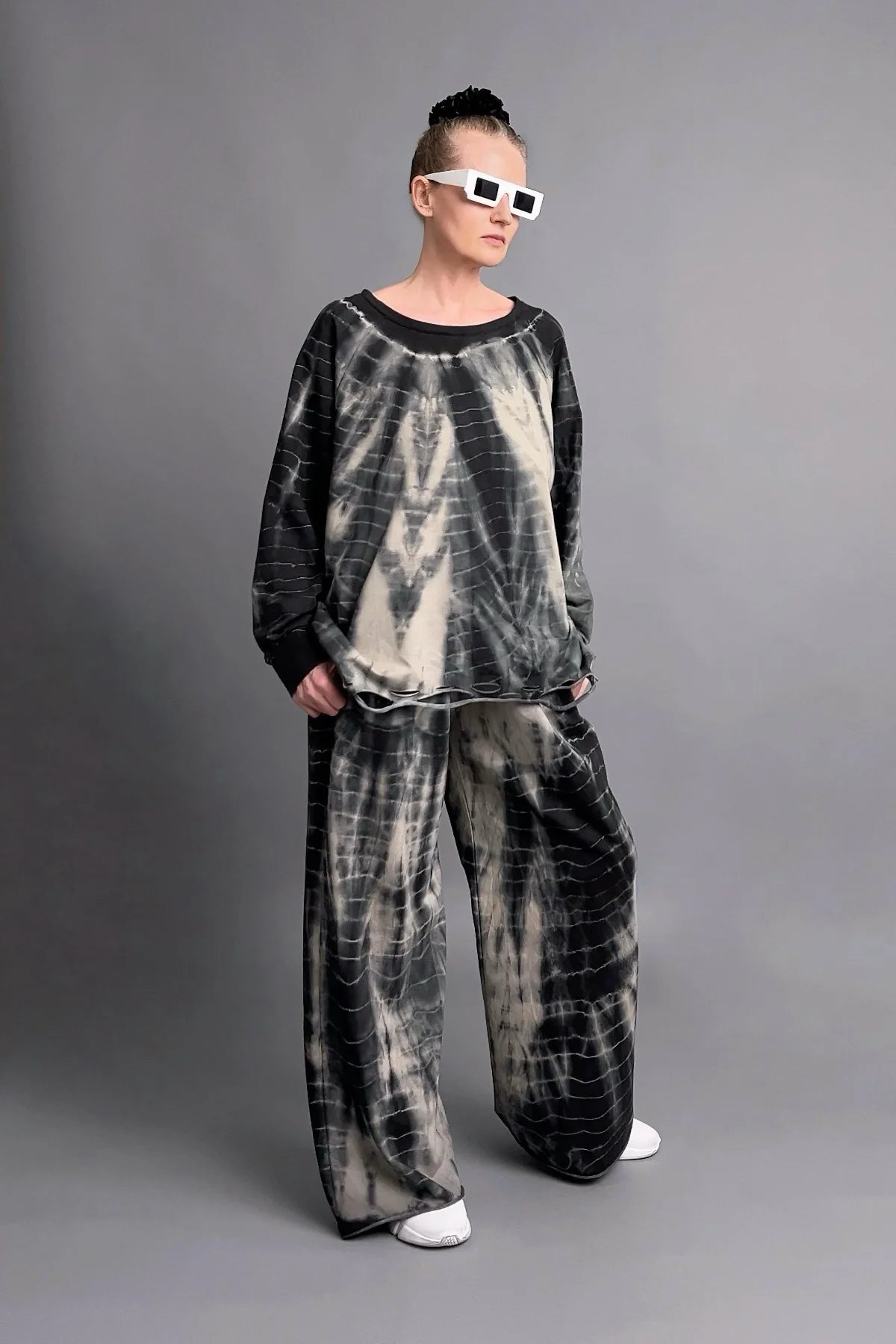 Zweiteiliger Oversize-Look in Schwarz-Beige mit Tie-Dye-Muster aus softem French Terry