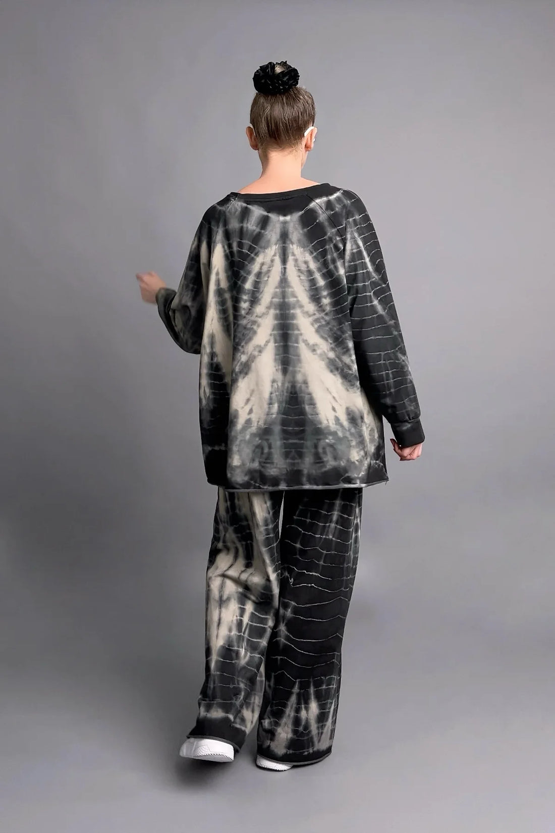Zweiteiliger Oversize-Look in Schwarz-Beige mit Tie-Dye-Muster aus softem French Terry