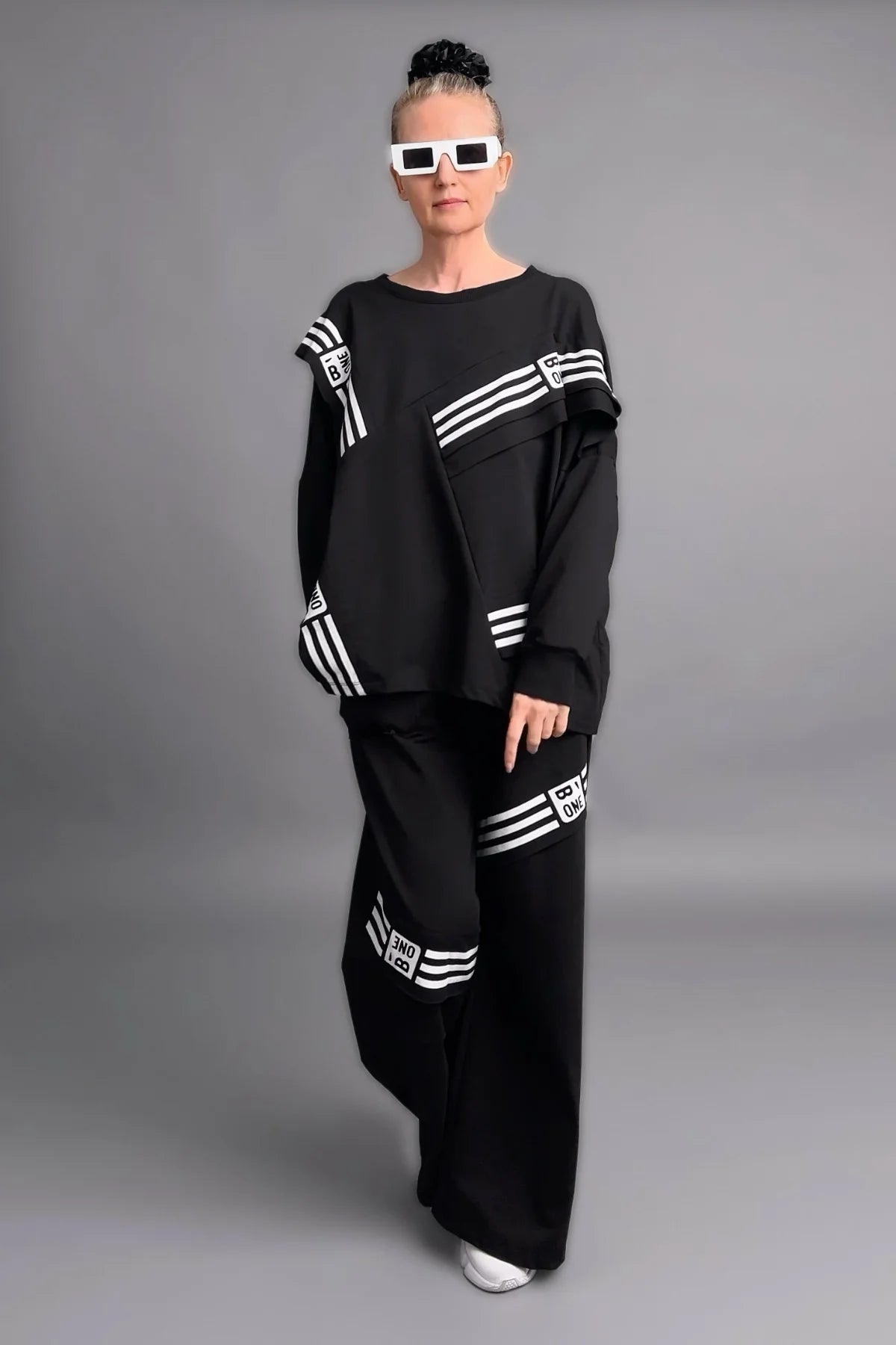 Schwarz-weißer Oversize-Zweiteiler mit grafischen Streifenprints aus weichem French Terry